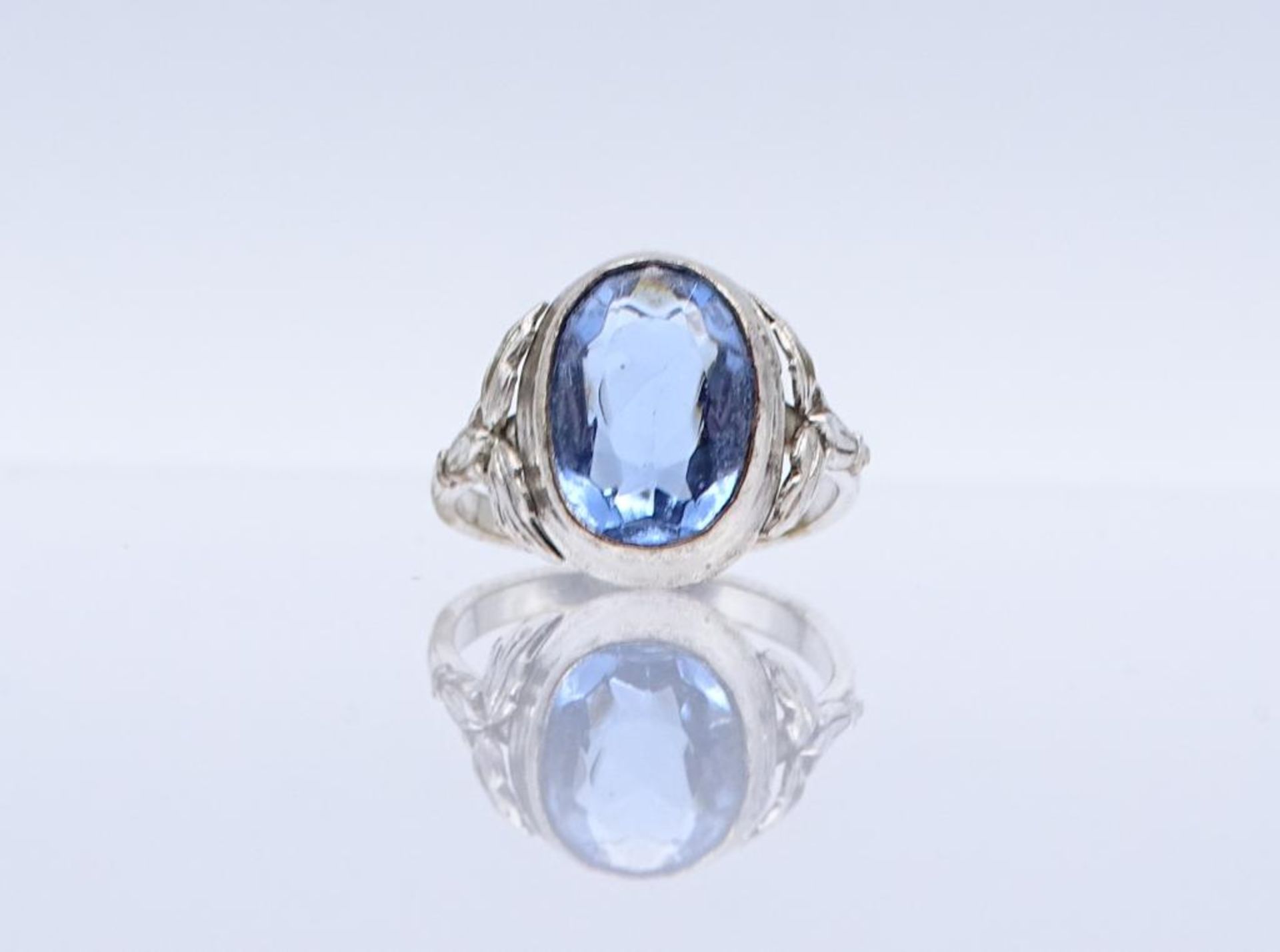 830er Silber Ring mit einen hellblauen facettierten Stein, 3,2gr., RG 53- - -22.61 % buyer's premium