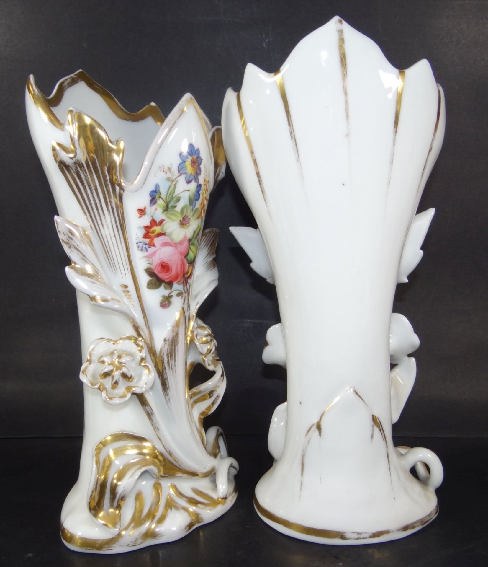Paar hohe Biedermeier-Vasen um 1850, Blumenmalerei mit Goldstaffage, diese etwas berieben, ansonsten - Bild 4 aus 6