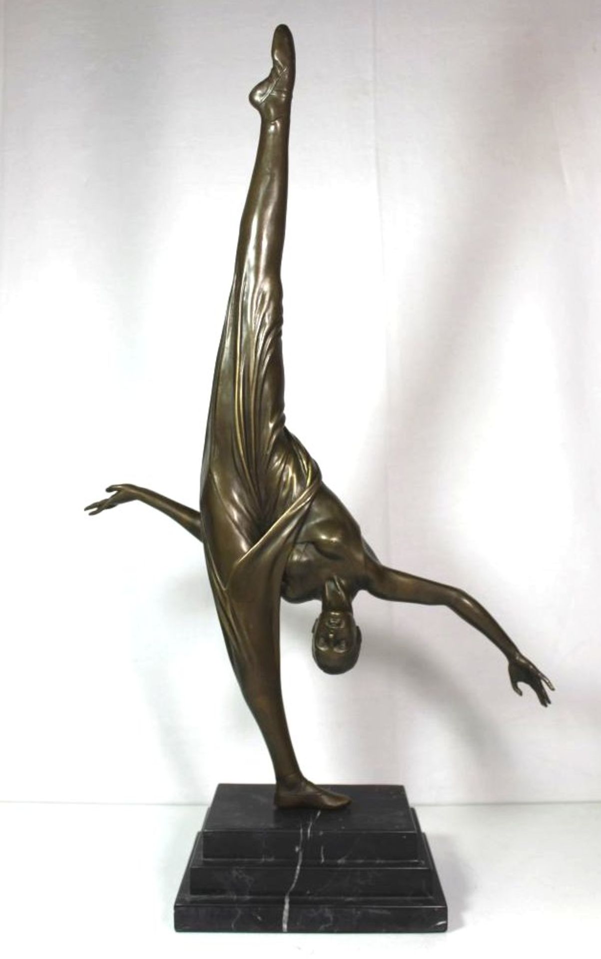hohe Bronze-Tänzerin, signiert I.Bonheur, auf getreppten Sockel, Gießereimarke, 20. Jhdt., H-58cm