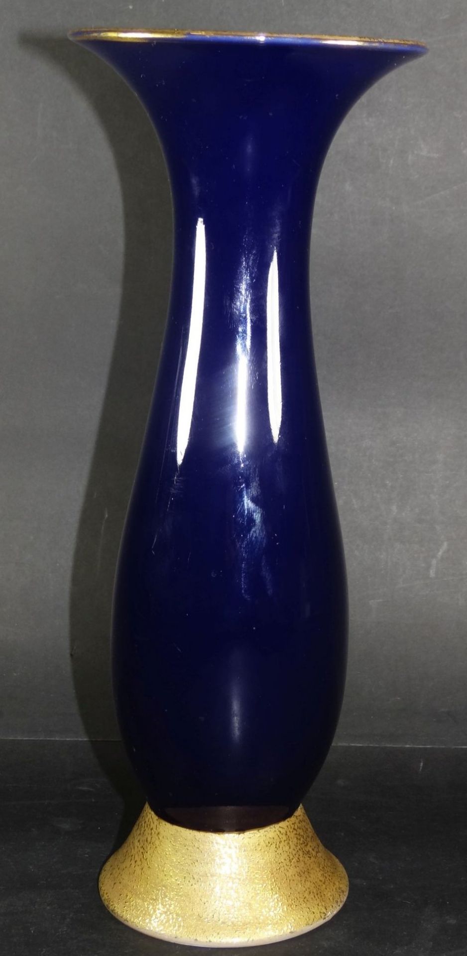 schlanke Vase "Ilmenau-Graf von Henneberg" kobalt mit Golddekor, H-24 cm- - -22.61 % buyer's premium - Bild 3 aus 5