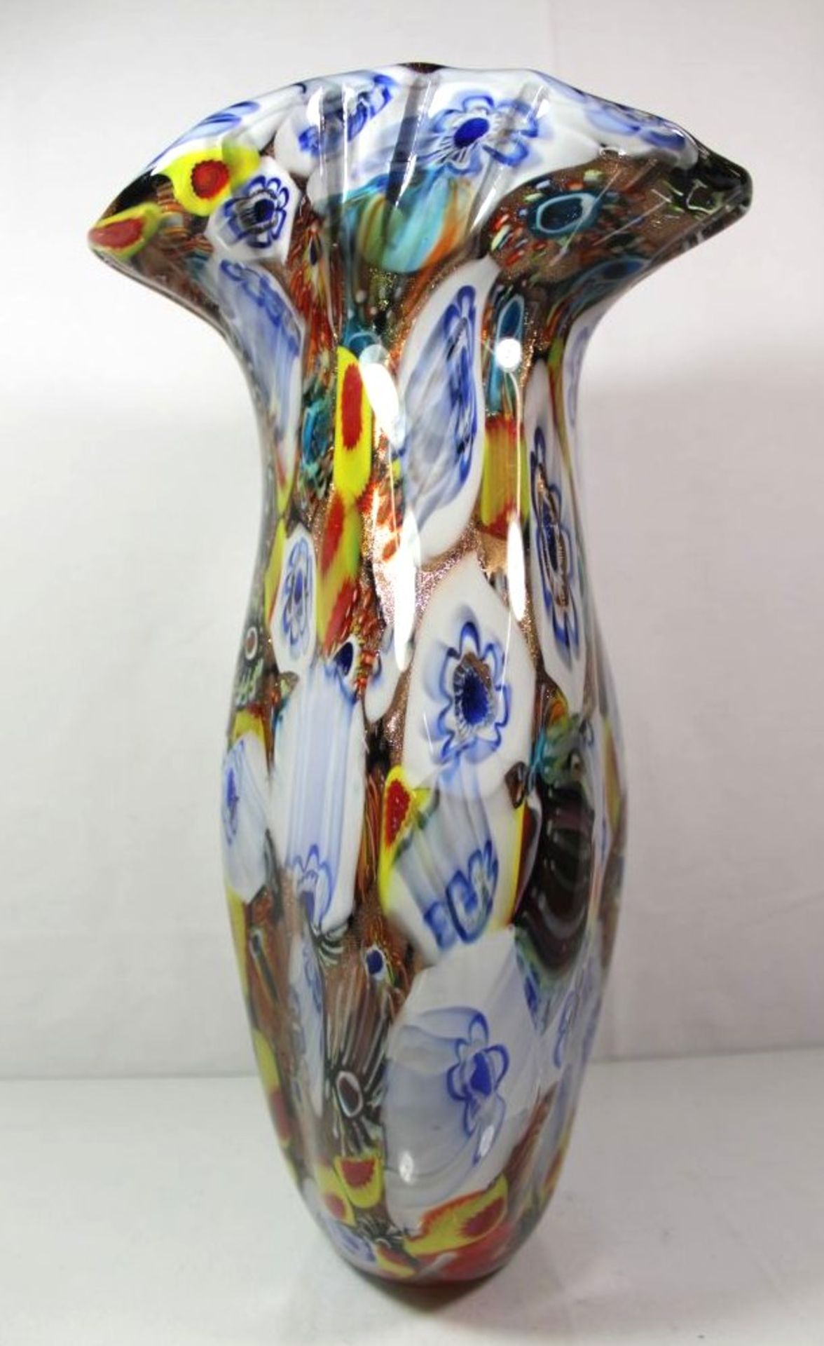 hohe Kunstglas-Vase, farbige Einschmelzungen, H-39cm.- - -22.61 % buyer's premium on the hammer - Bild 4 aus 6