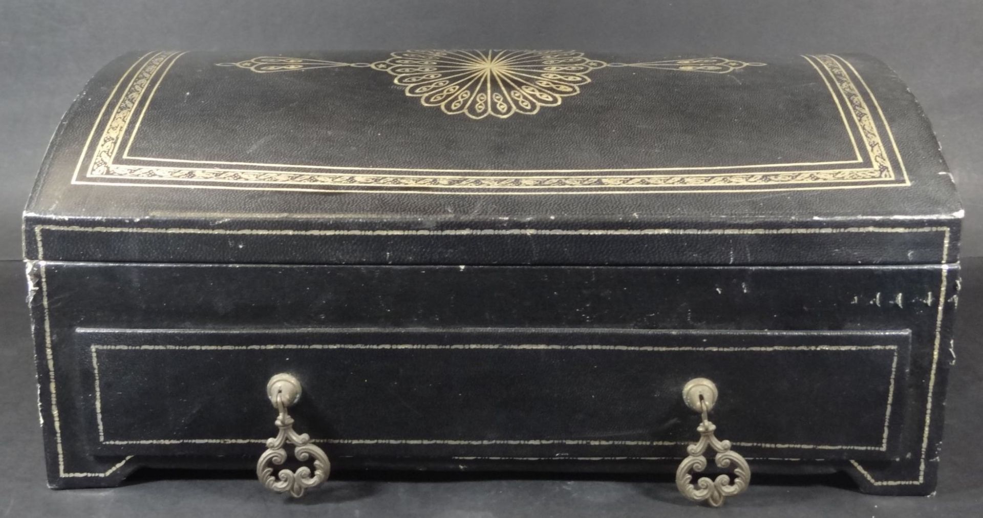 gr. Pappmachee-Kasten mit Schublade, seitl. Griffe, Alters-u. Gebrauchsspuren, H-17 cm, 40x25