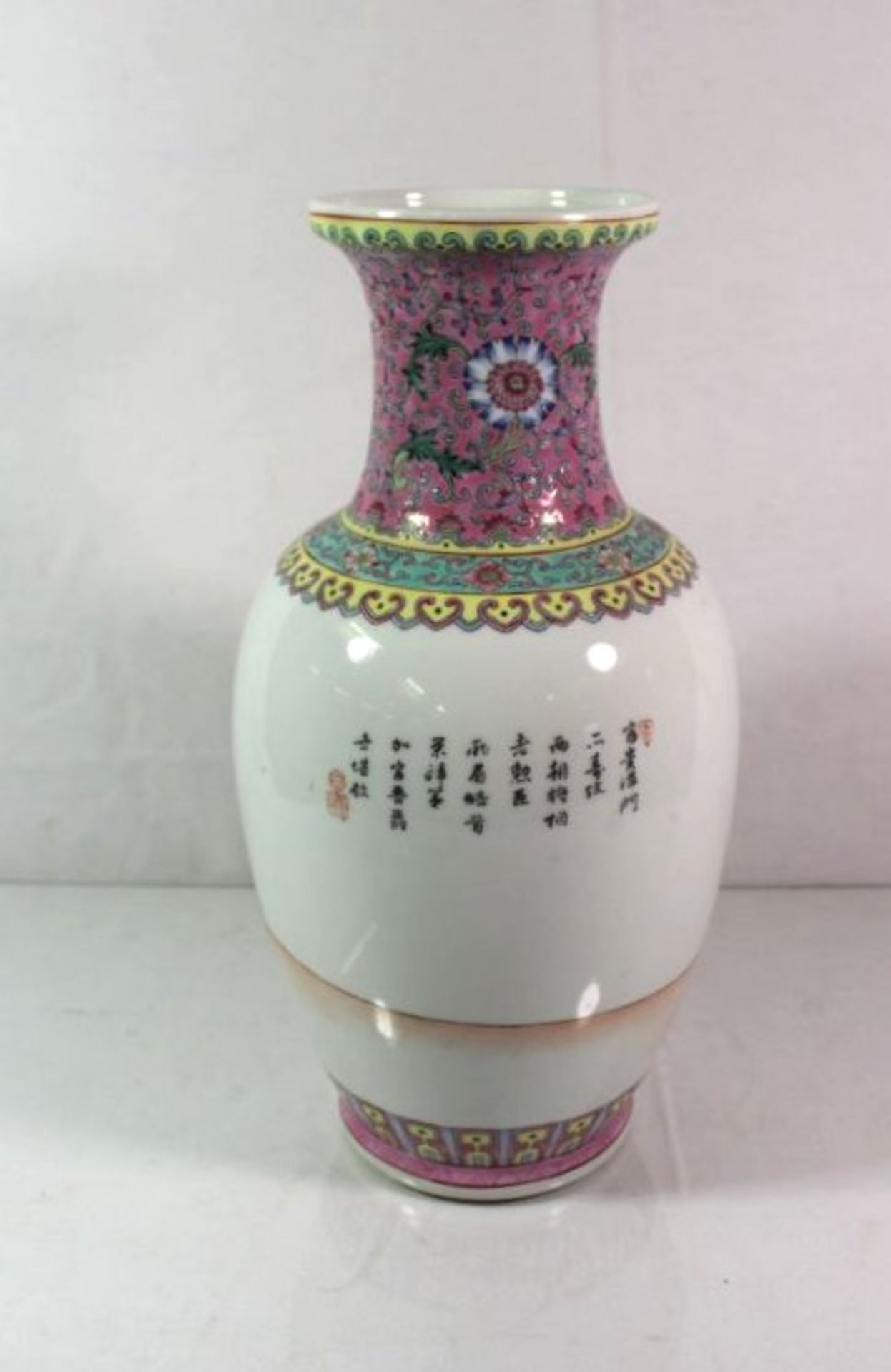 hohe Vase, China, Personenbemalung, rote Marke, H-35cm.- - -22.61 % buyer's premium on the hammer - Bild 2 aus 3