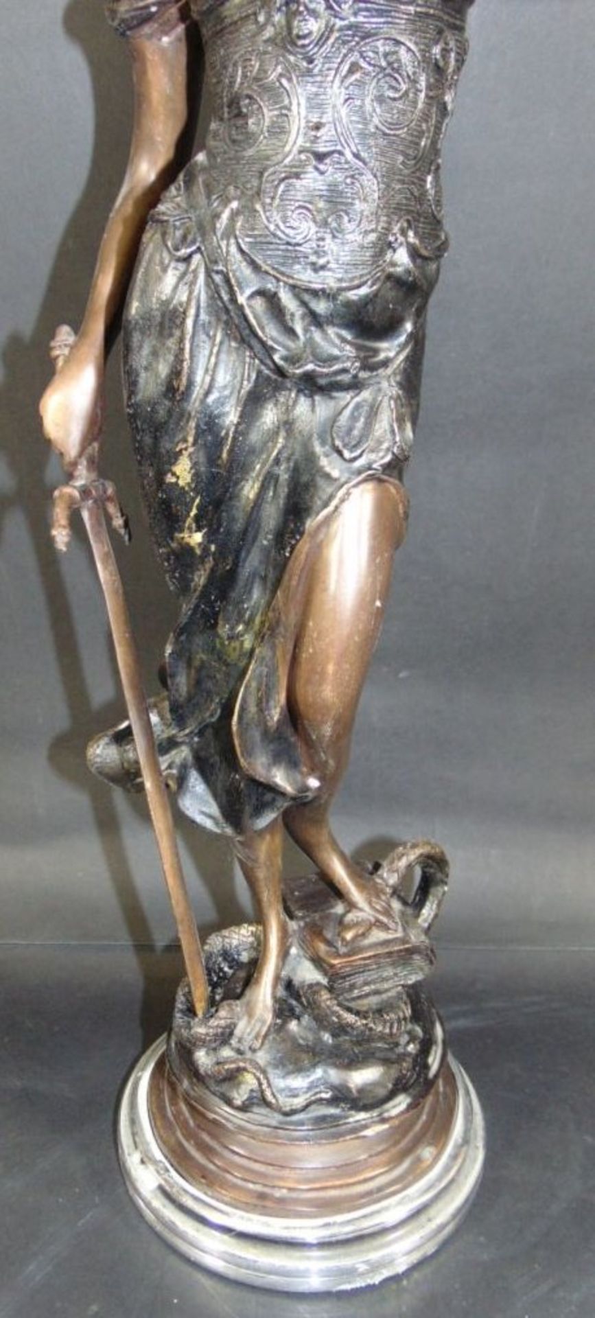 hohe Bronze "Justitia" H-56 cm, Sockel tw. verchromt, undeutl. signiert, 5,8 kg- - -22.61 % buyer' - Bild 3 aus 9