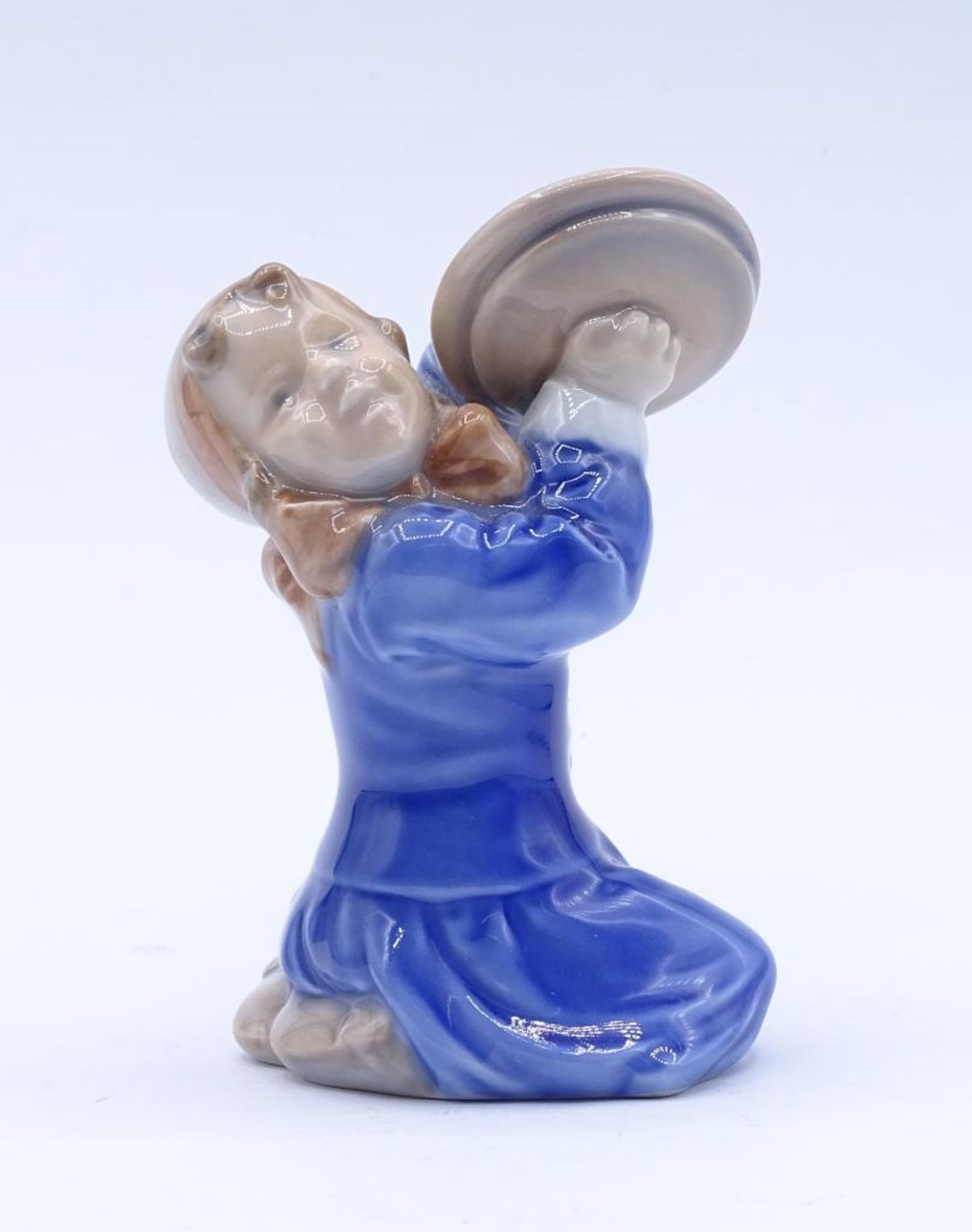 Royal Copenhagen Figur Mädchen mit Tschinellen, Nr. 3677, H-9,5c- - -22.61 % buyer's premium on