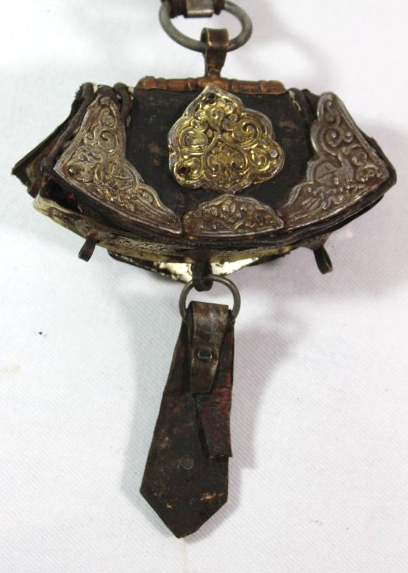 Tasche mit Steinbesatz,Tibet, wohl 19. Jhdt.. Leder, Kupfer/Bronze, Alters-u. Gebrauchsspuren, mit - Bild 5 aus 5