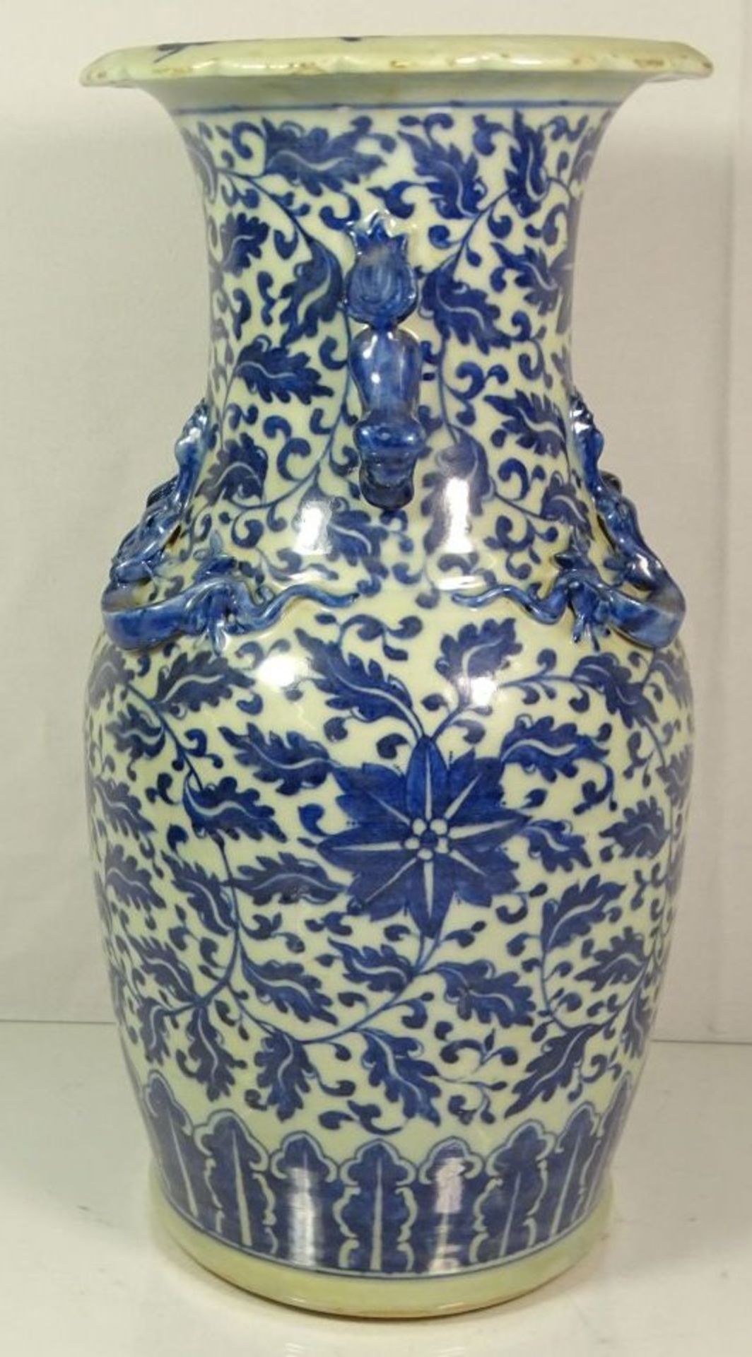 hohe Vase, wohl China, Löwen als Handhaben, sowie plast. Echsen, blaues Dekor, 1x Echse bestossen - Image 2 of 8