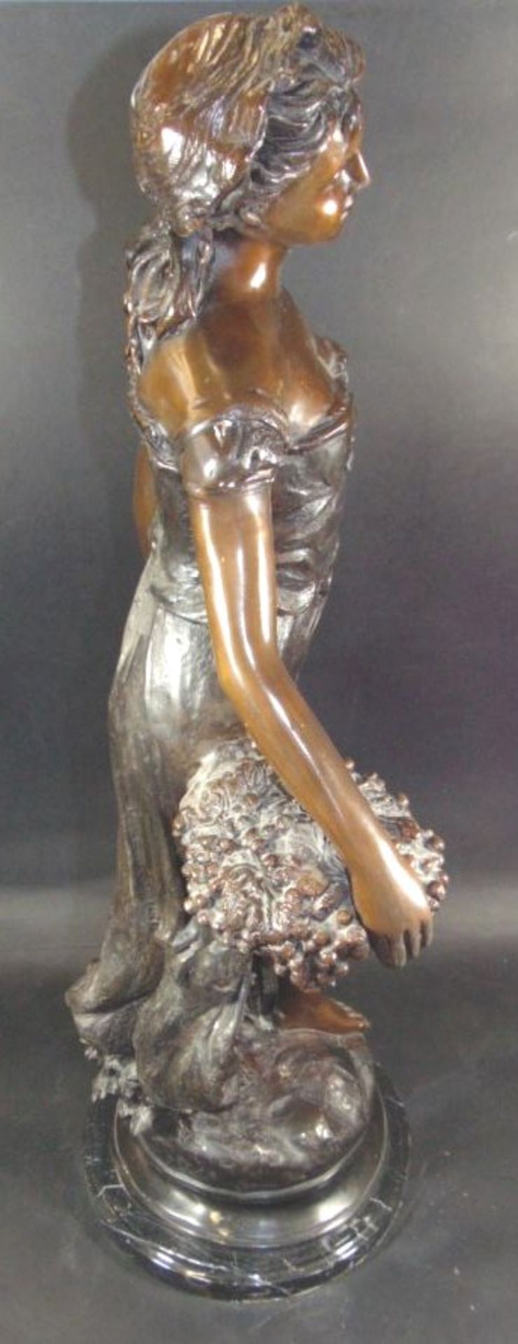 hohe Bronze, unleserl. signiert, Mädchen mit Traubenkörben,Marmorsockel, H-74 cm, 15,9- - -22.61 % - Bild 6 aus 9