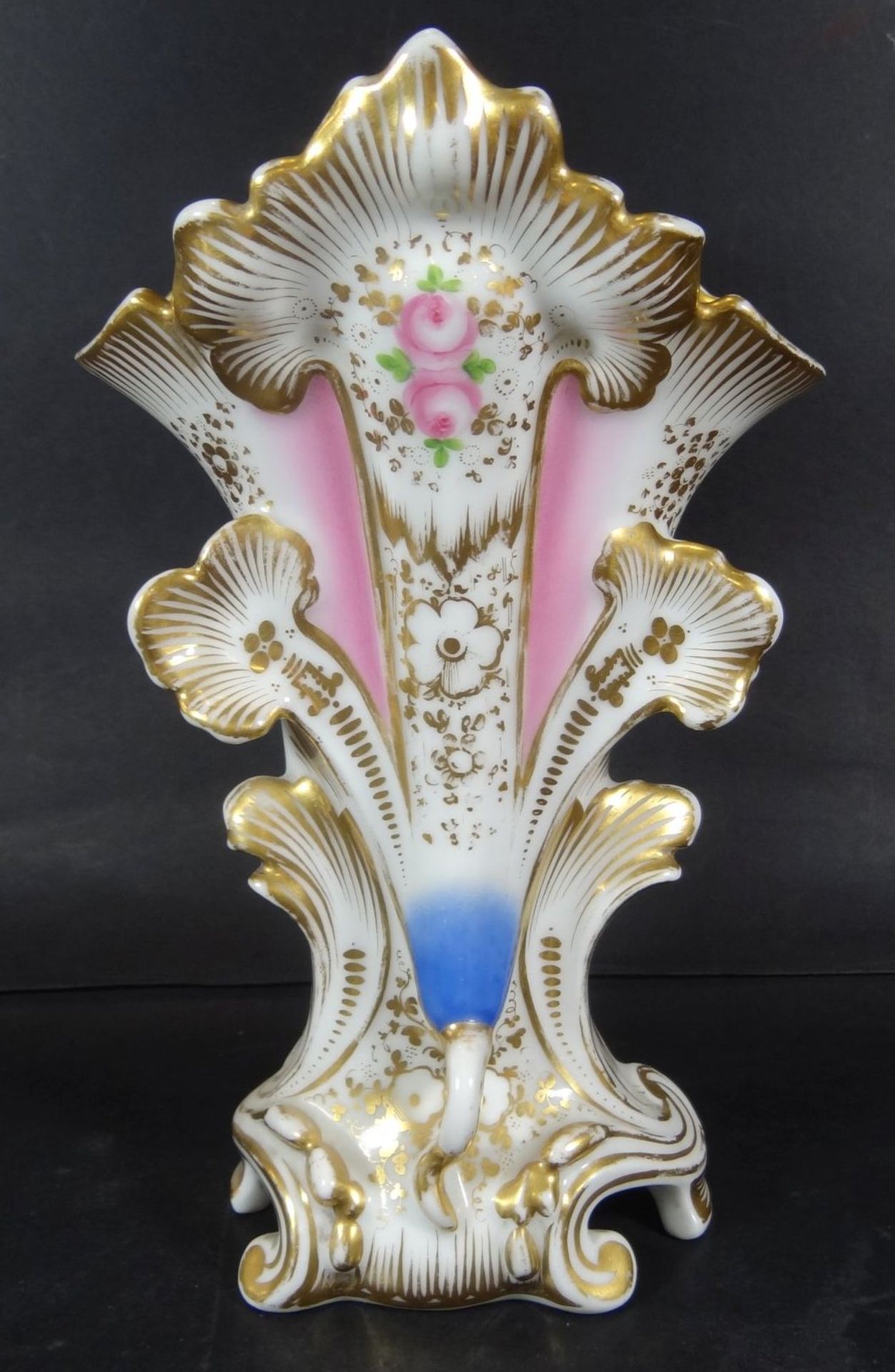 Biedermeier-Vase, Front mit Golddekor und Rosen, blau/rosa, H-24 cm- - -22.61 % buyer's premium on