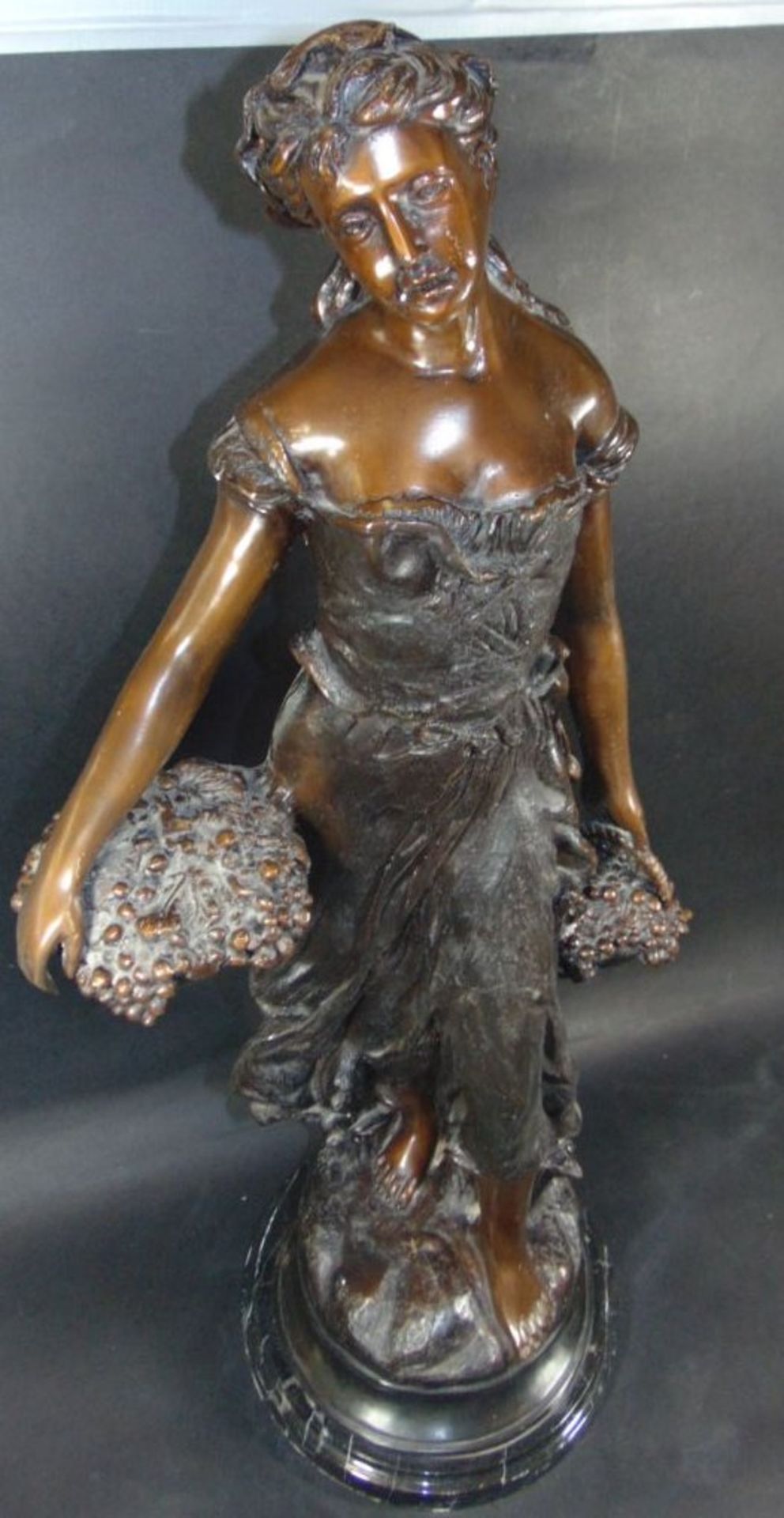 hohe Bronze, unleserl. signiert, Mädchen mit Traubenkörben,Marmorsockel, H-74 cm, 15,9- - -22.61 % - Bild 2 aus 9