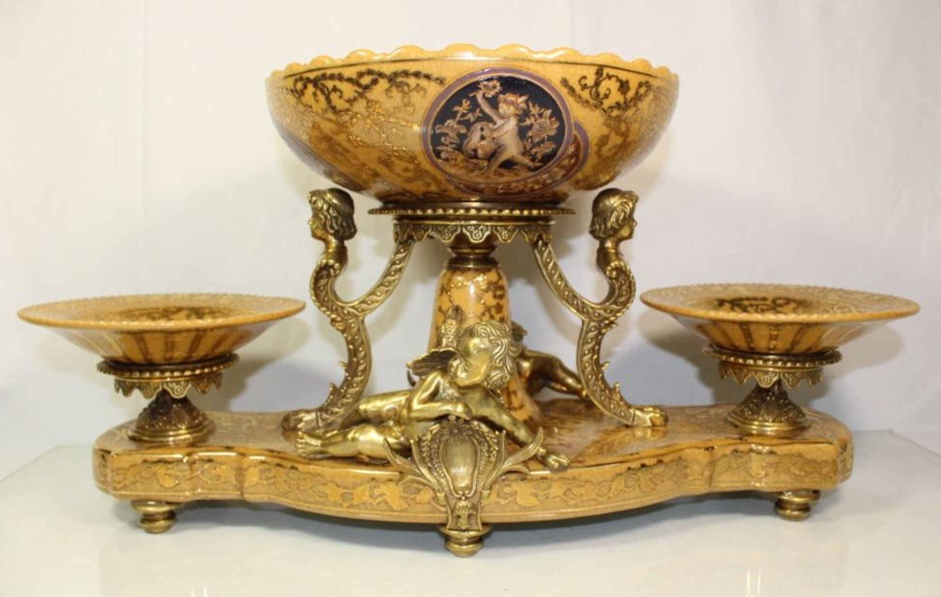 3stufiger Tafelaufsatz, gemarkt, figürliche Bronzemonturen, Goldstaffage, in antikem Stil, H-26,