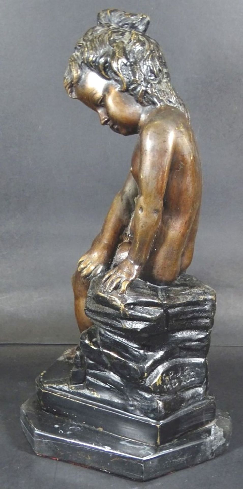 CP-JP, MD202 "sitzendes Mädchen", Bronze, auf Marmorplatte, H-32 cm, 17x15 cm, 3,5 k- - -22.61 % - Bild 4 aus 8