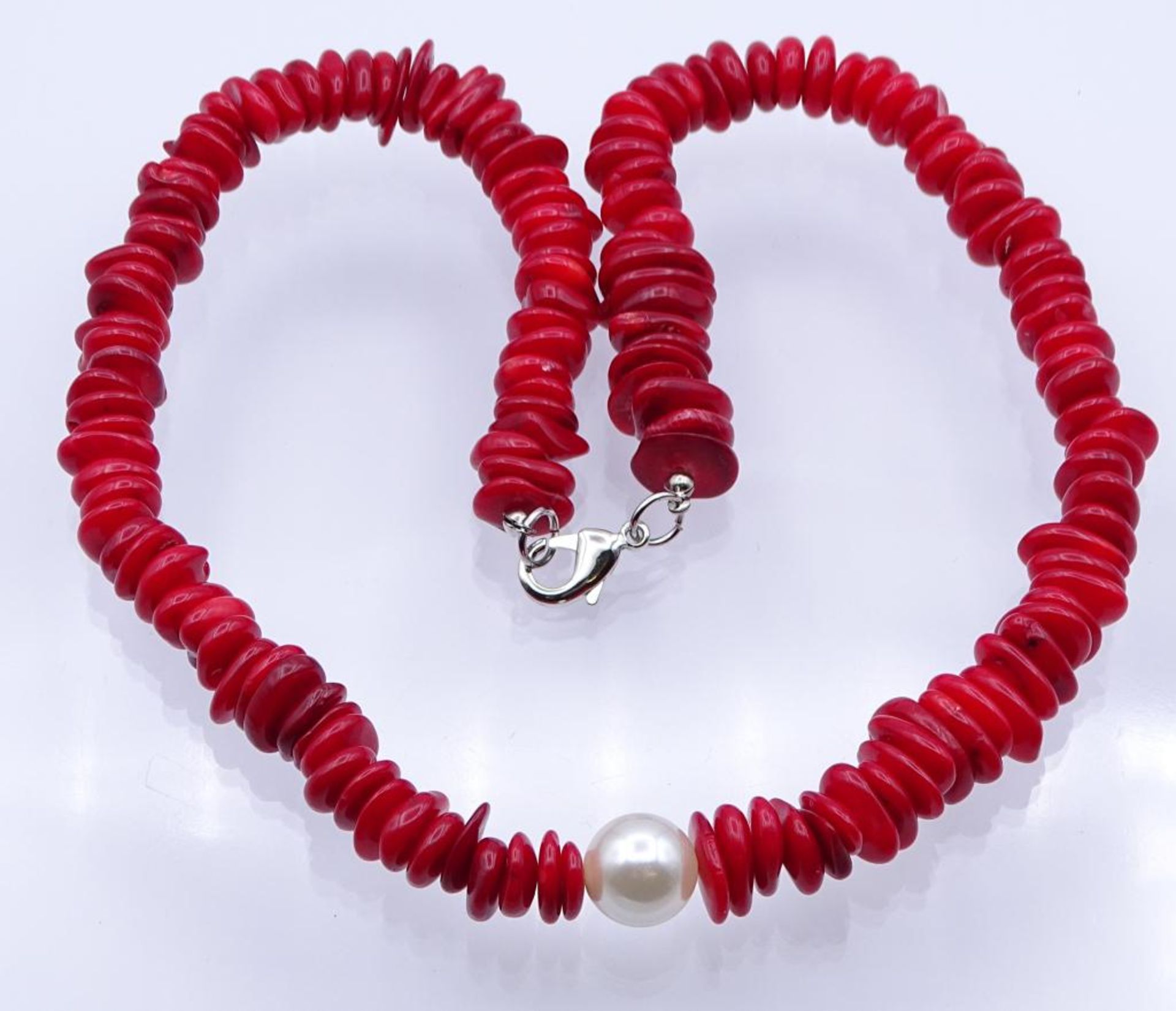 Halskette, unregelmäßige Scheiben,rot gefärbte Koralle mit einer Kunstperle,versilberter Karabiner