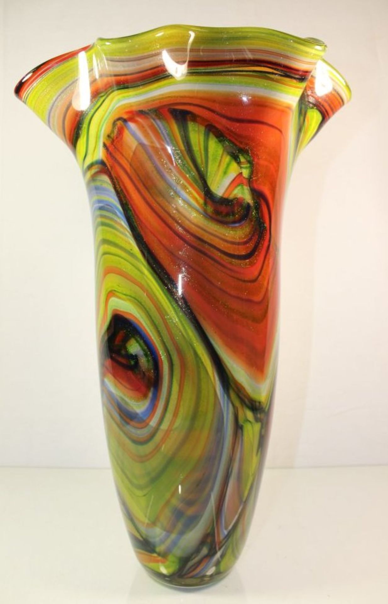 hohe Kunstglas-Vase, farbige Einschmelzungen, H-45cm.- - -22.61 % buyer's premium on the hammer - Bild 2 aus 7