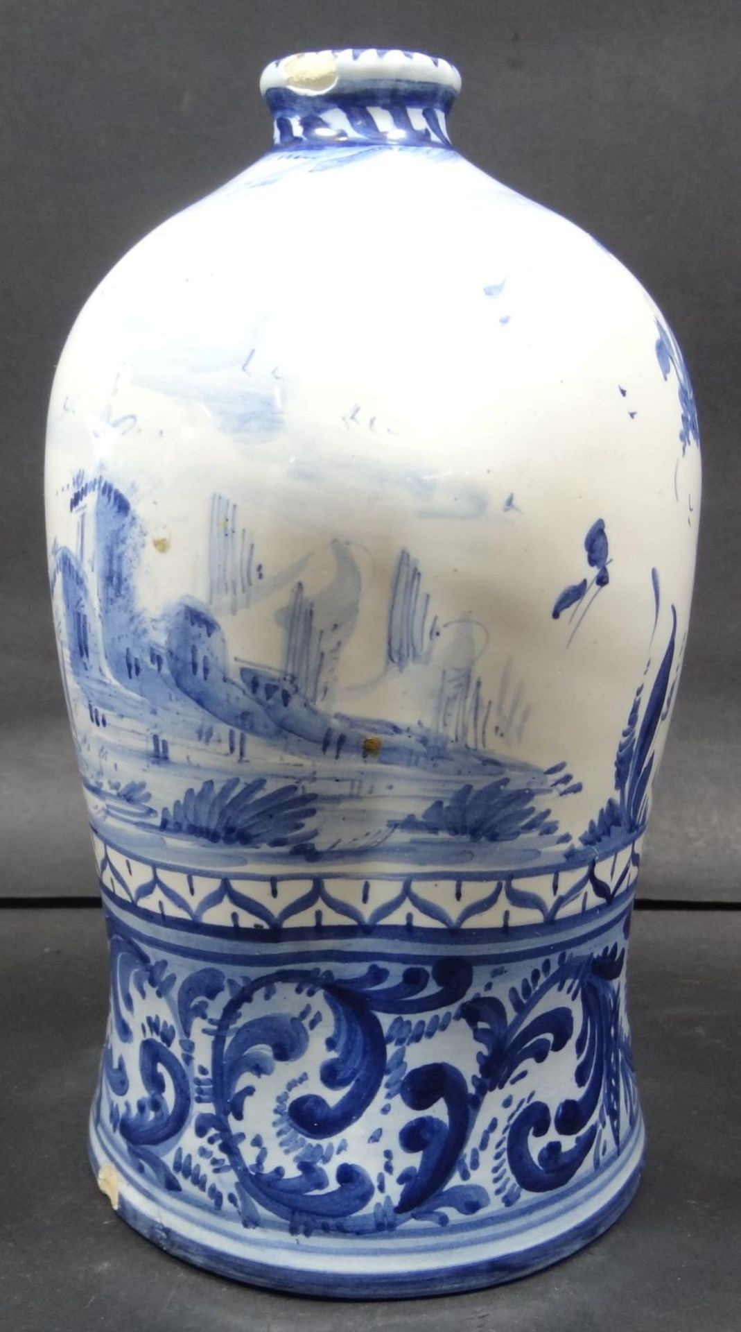 Delfter Buckelflasche mit Blaumalerei, wohl 18/19.Jhd?, div. kl. Glasurabplatzer, H-20 cm- - -22. - Bild 3 aus 7
