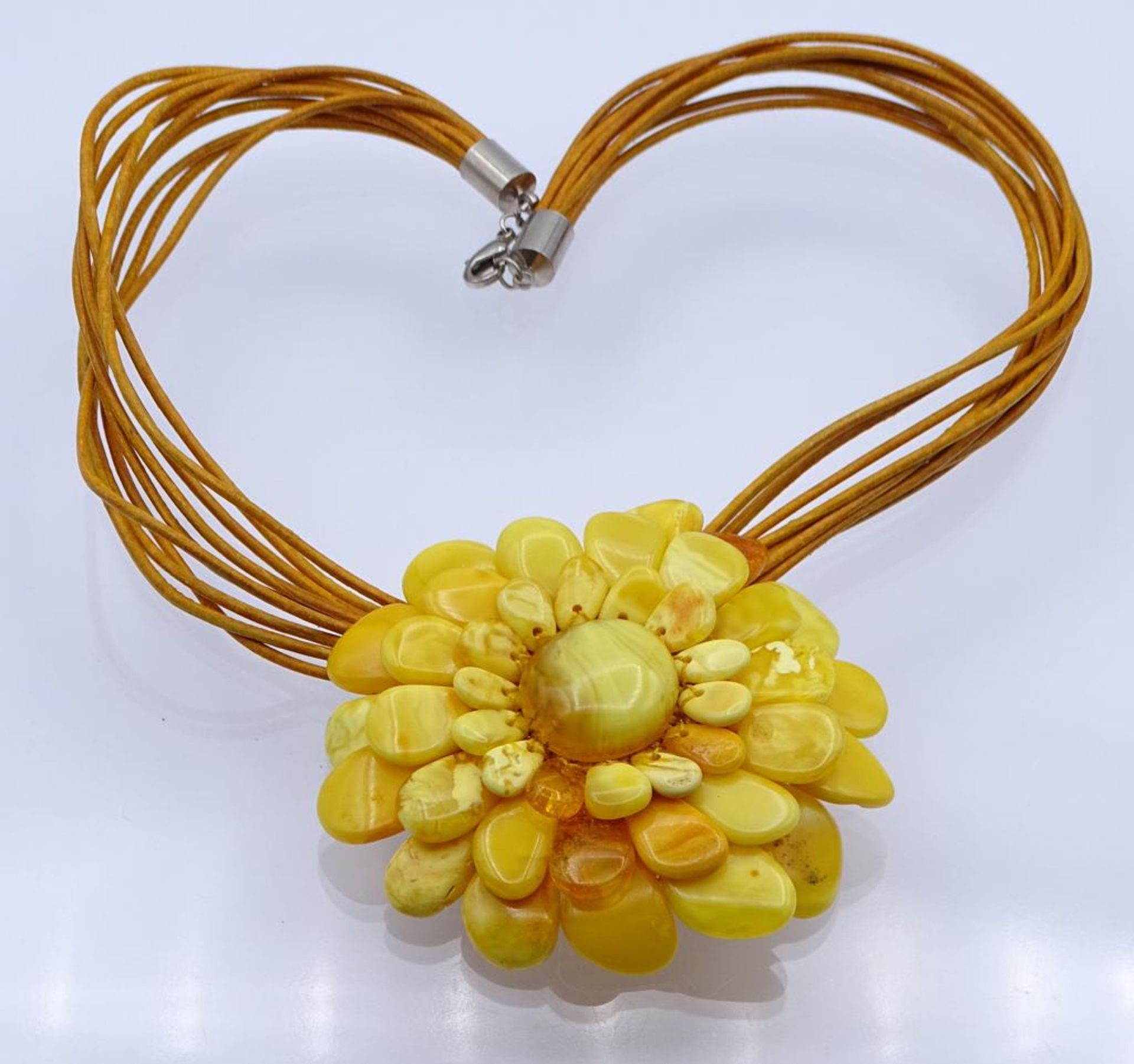 Florale Bernstein Brosche an Kette,schön gearbeitete gelbe Bernstein Plättchen in Blumen Muster,d-