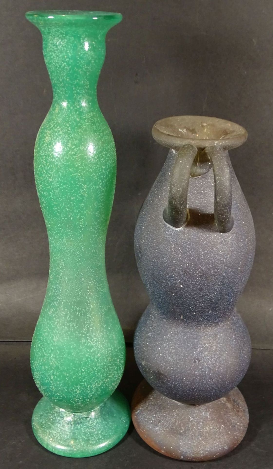 2x Kunstglas-Vasen, Handarbeit, H-23 und 29,5 cm- - -22.61 % buyer's premium on the hammer - Bild 3 aus 4