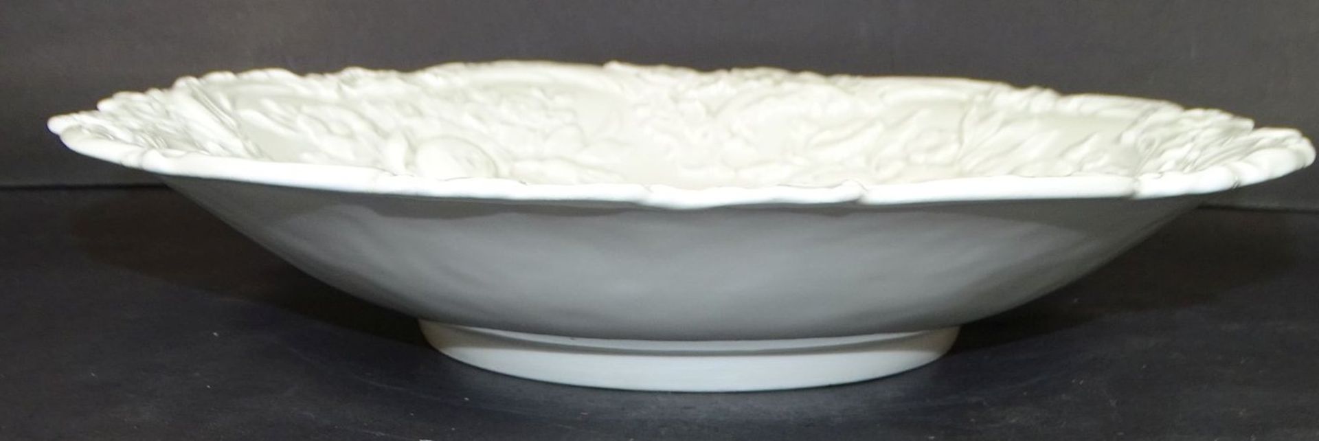 gr. weisse Relief-Schale "Meissen", H-6 cm, D-31 cm, Schwerter durchschliffen- - -22.61 % buyer's - Bild 4 aus 5