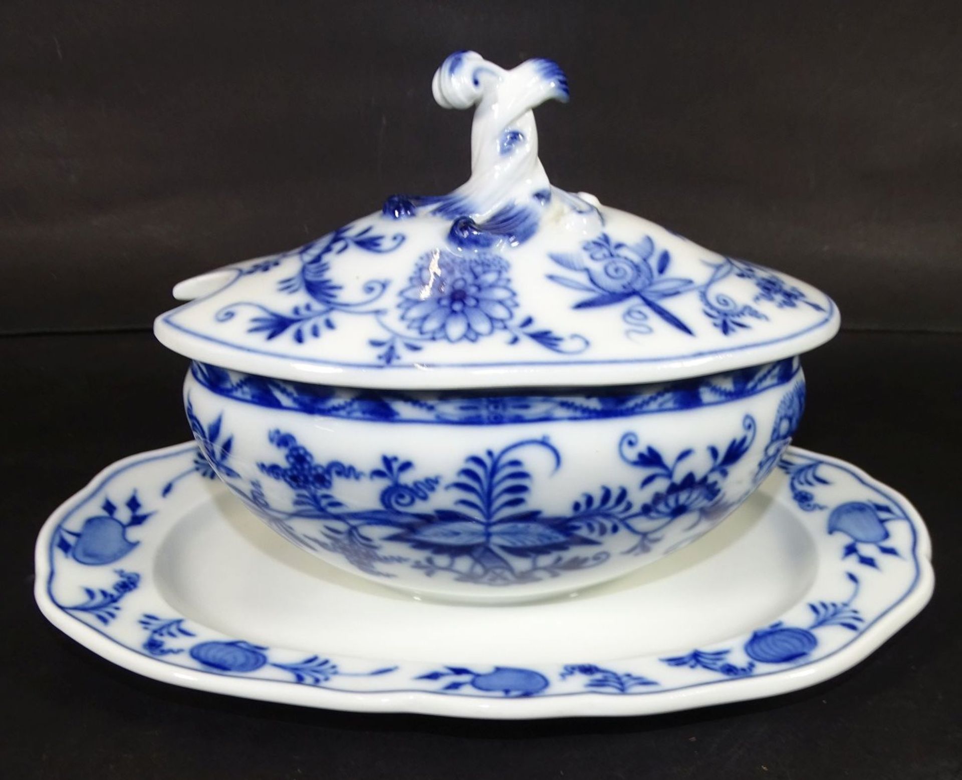 Sauciere mit Deckel "Meissen" Zwiebelmuster, Schwerter durchschliffen, H-12 cm, L-22 cm- - -22.