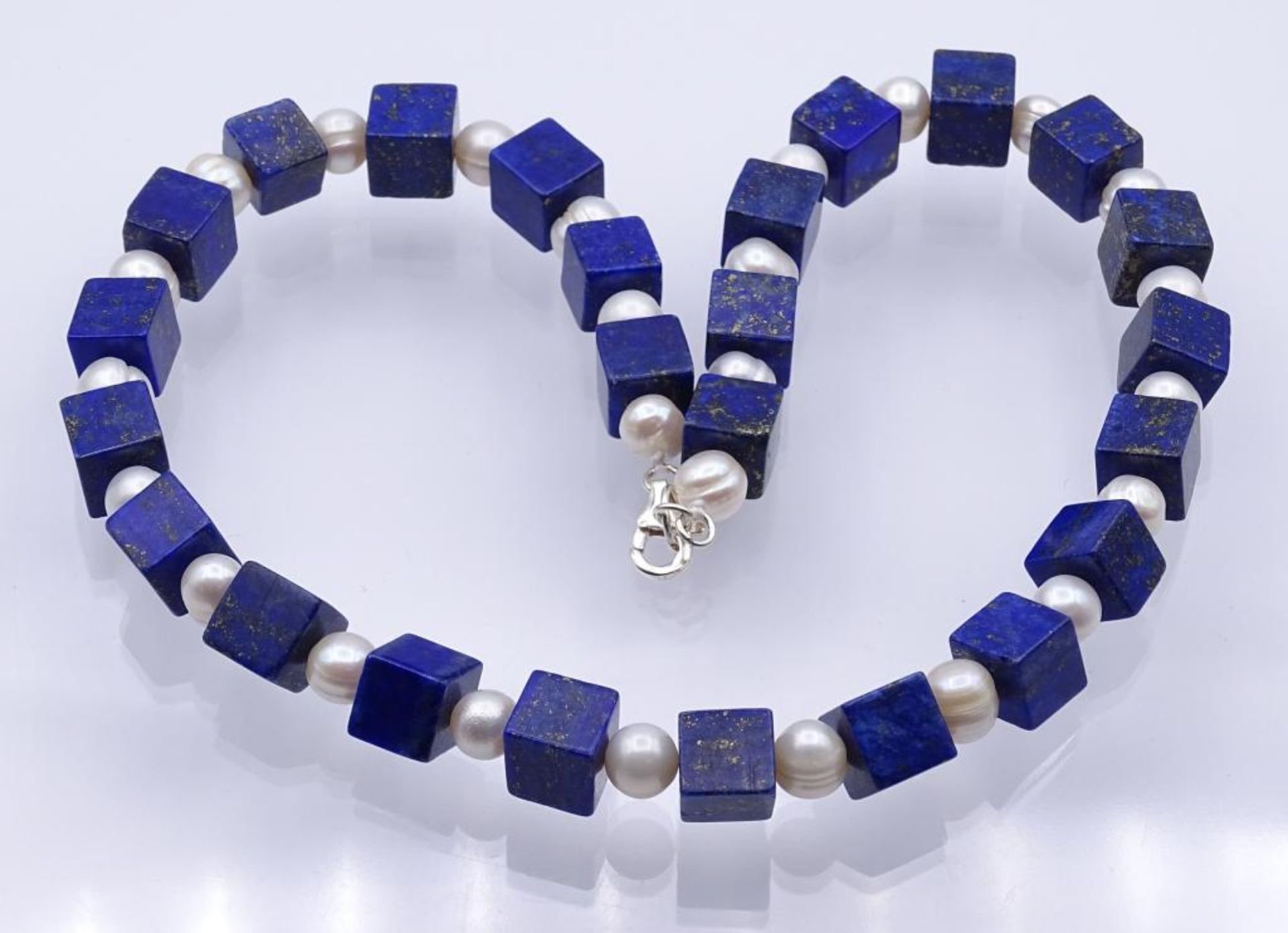 Halskette mit Lapislazuli (8mm) und Frischwasser Perlen (6mm) ,Würfel ungleichmäßig in Farbe und