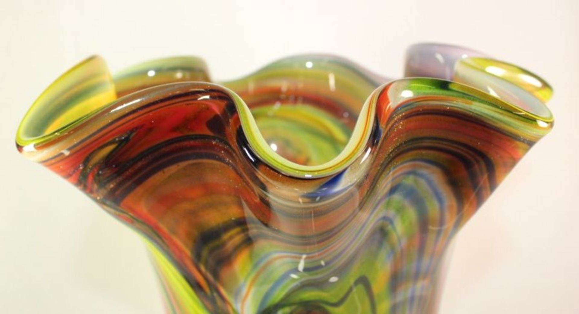 hohe Kunstglas-Vase, farbige Einschmelzungen, H-45cm.- - -22.61 % buyer's premium on the hammer - Bild 5 aus 7
