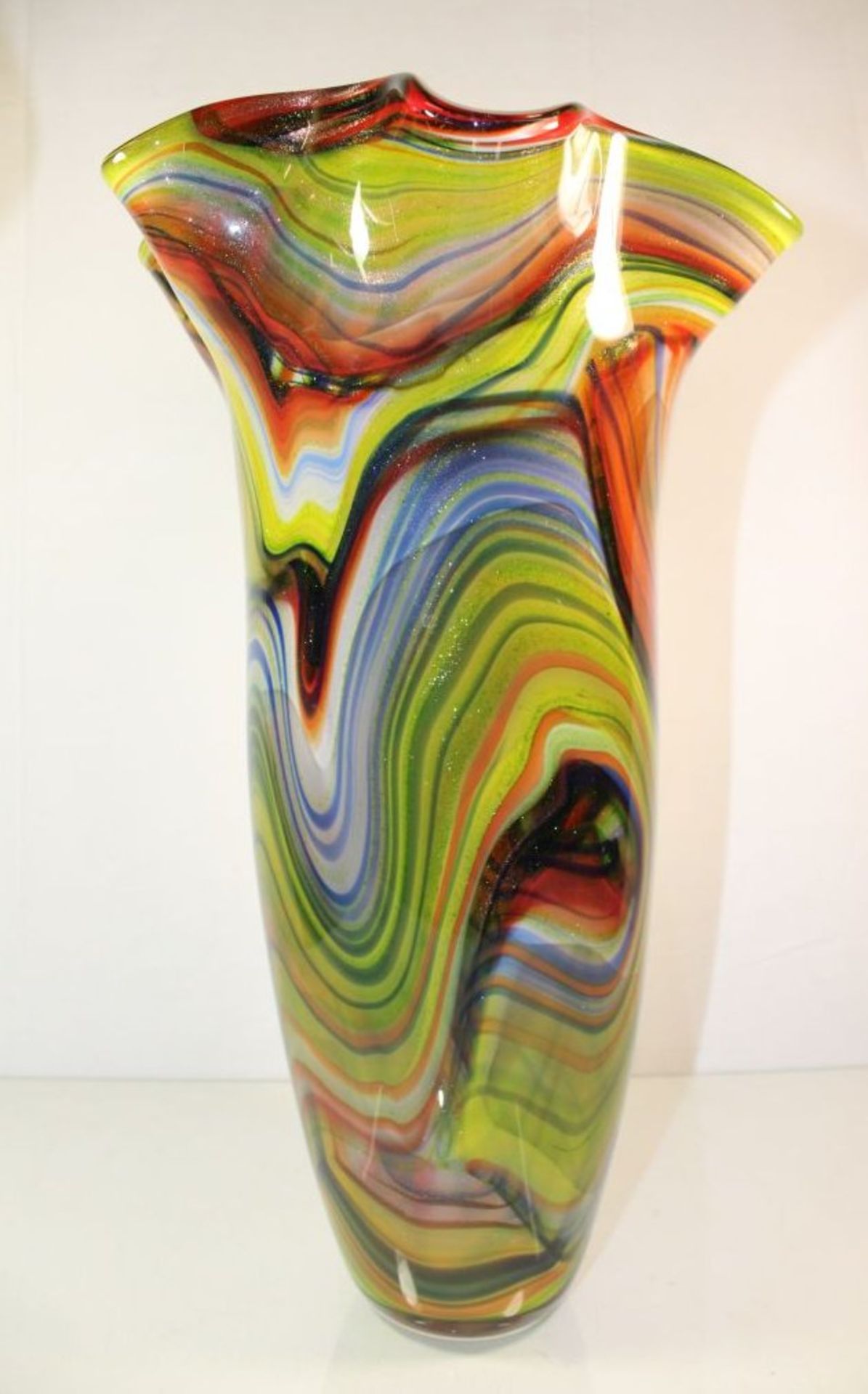 hohe Kunstglas-Vase, farbige Einschmelzungen, H-45cm.- - -22.61 % buyer's premium on the hammer