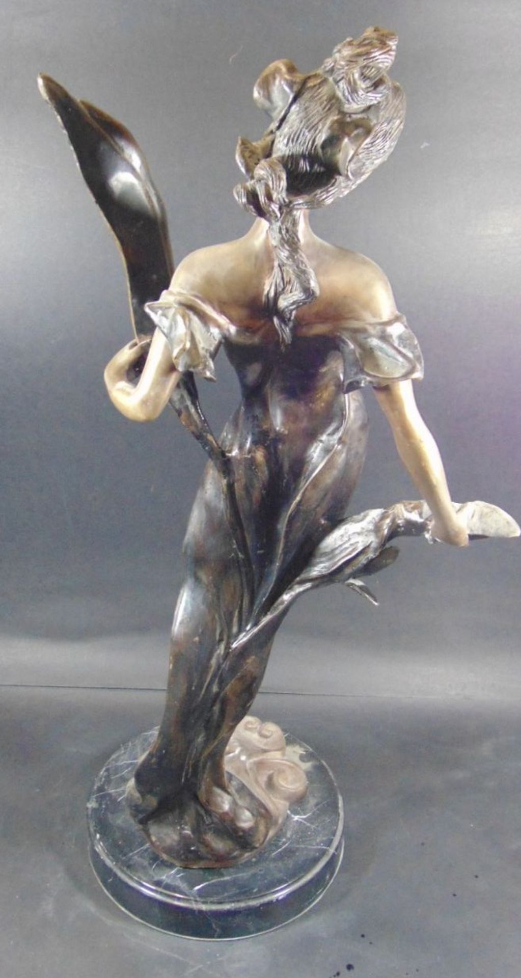 Bronze im Juggendstil, Mädchen, auf Marmorsockel, H-67 cm, 10,93 k- - -22.61 % buyer's premium on - Bild 4 aus 6