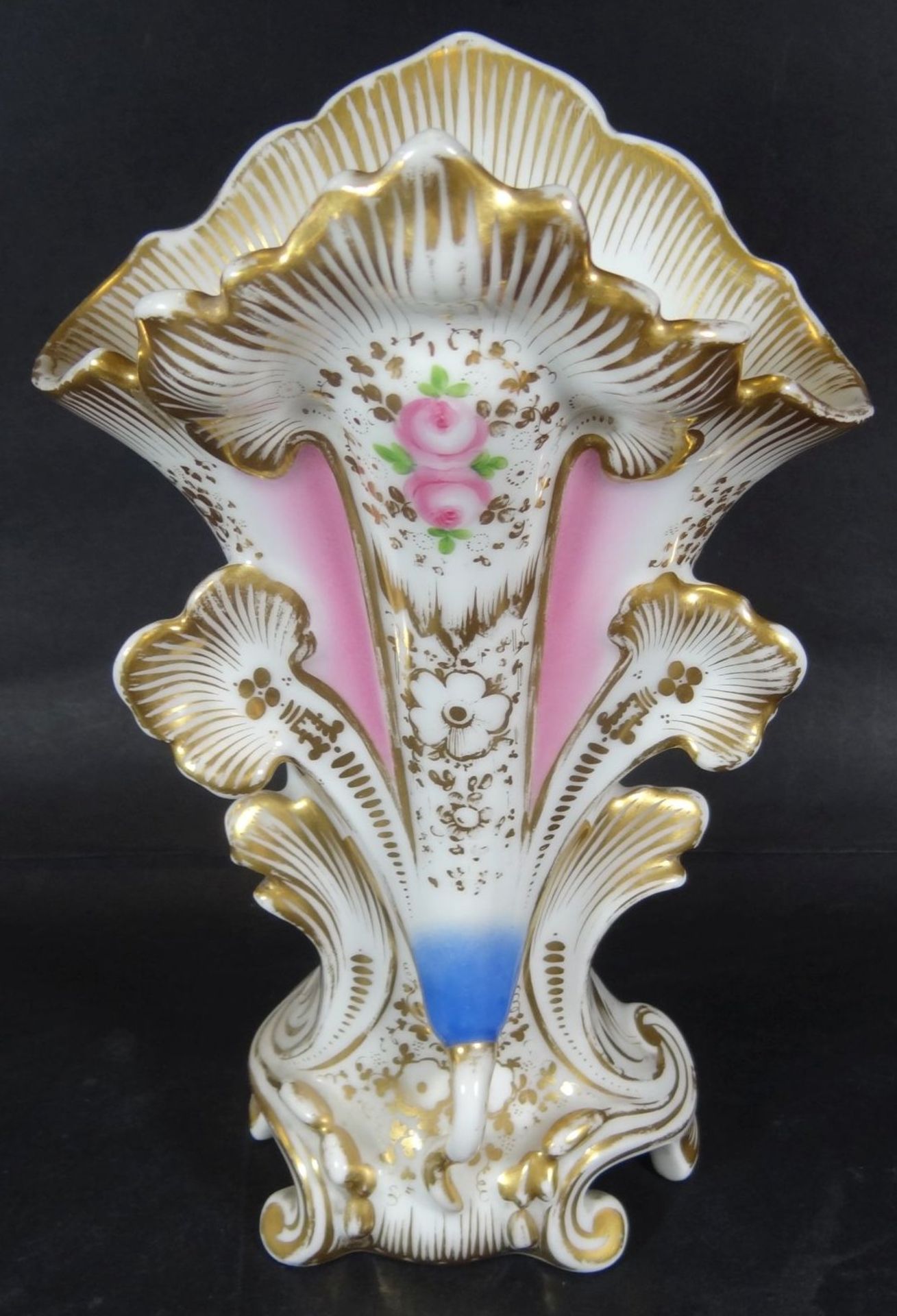 Biedermeier-Vase, Front mit Golddekor und Rosen, blau/rosa, H-24 cm- - -22.61 % buyer's premium on - Bild 2 aus 4