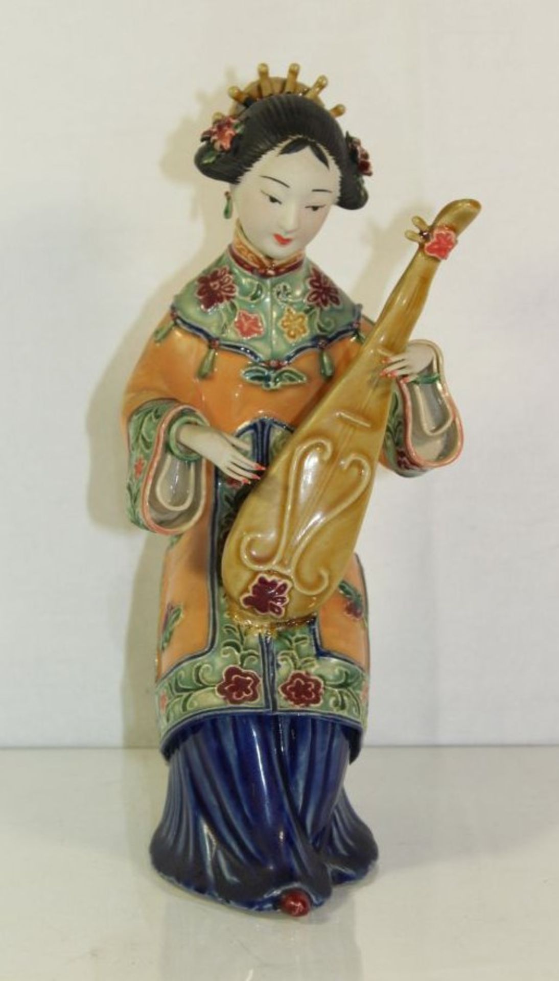 Figur, chinesische Musikerin, gemarkt, leider mehrfach bestossen, H-24cm.- - -22.61 % buyer's