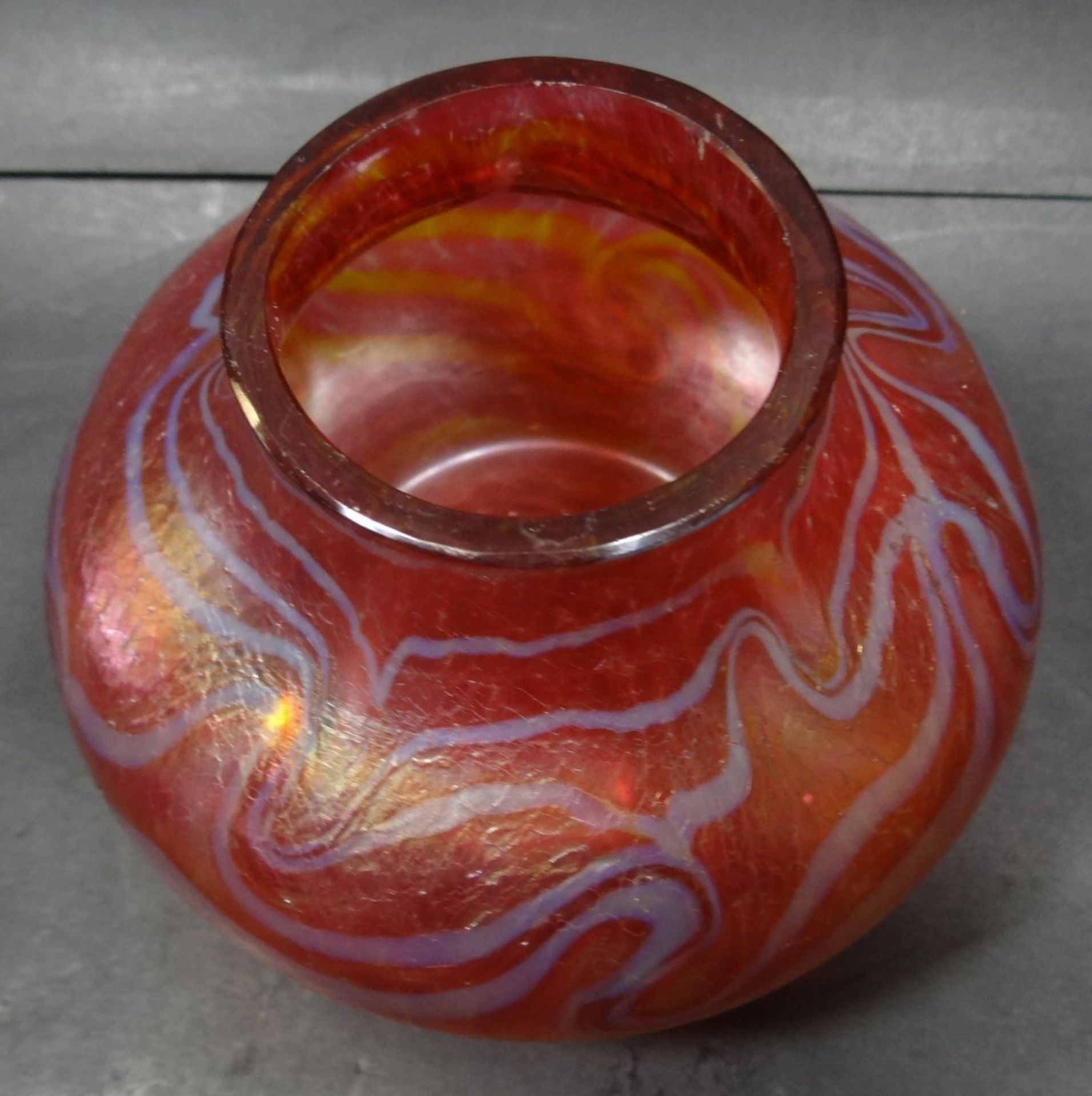 kl. Vase, wohl Loetz, rot, H-8 cm, D-12 cm- - -22.61 % buyer's premium on the hammer priceVAT margin - Bild 3 aus 4