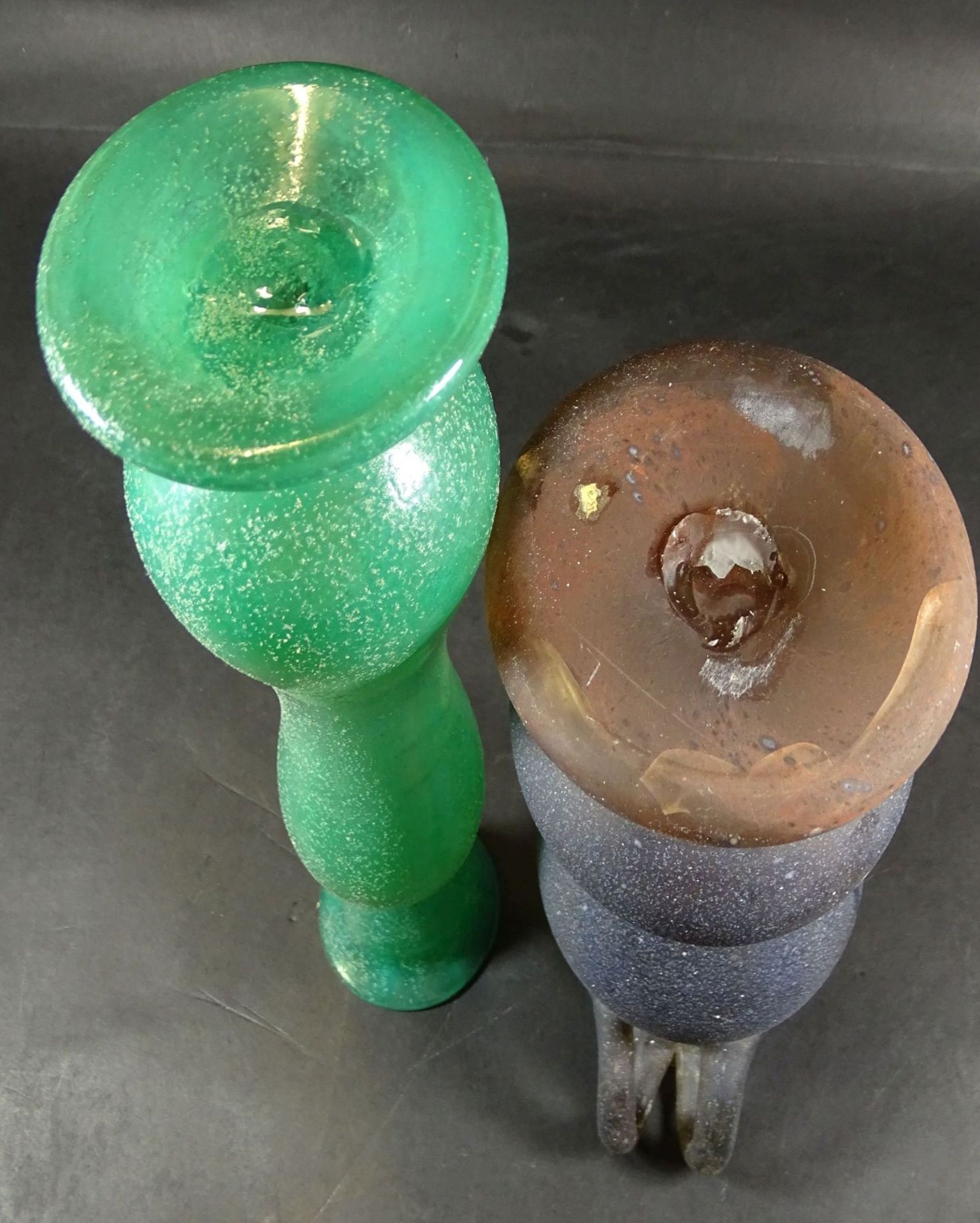 2x Kunstglas-Vasen, Handarbeit, H-23 und 29,5 cm- - -22.61 % buyer's premium on the hammer - Bild 4 aus 4