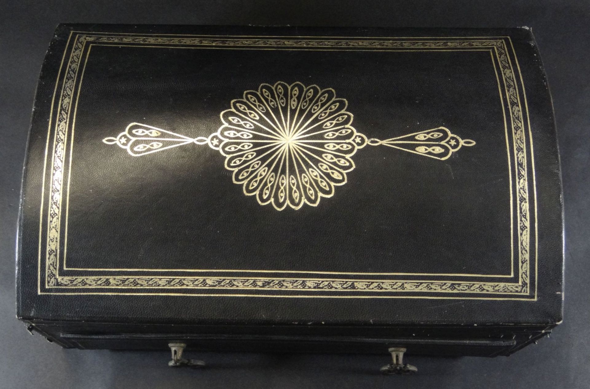 gr. Pappmachee-Kasten mit Schublade, seitl. Griffe, Alters-u. Gebrauchsspuren, H-17 cm, 40x25 - Bild 2 aus 5