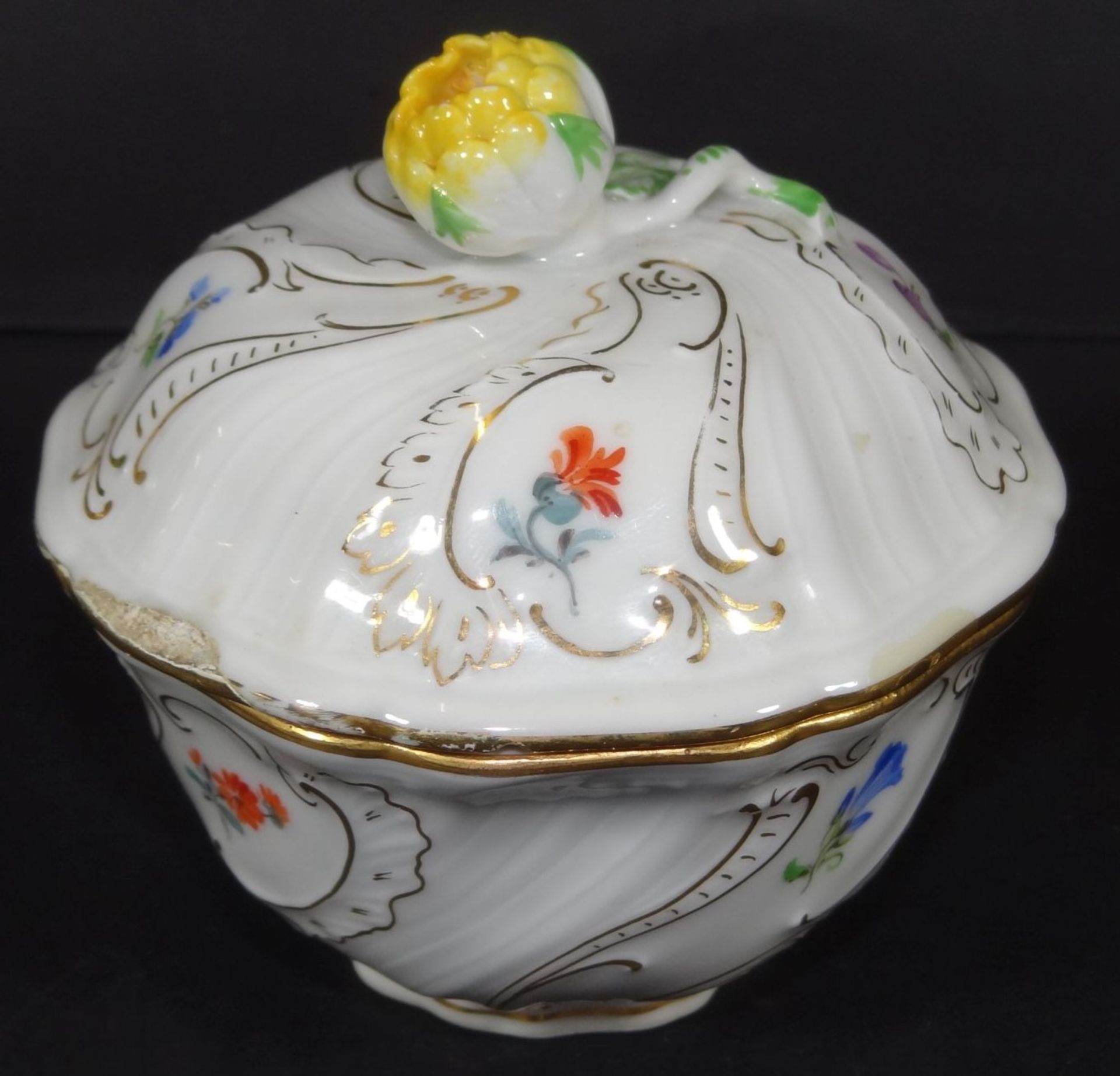 Zuckerdose "Meissen" Blümchen mit Gold, Schwertermarke durchschliffen, H-9 cm, Deckel geklebt, 19.