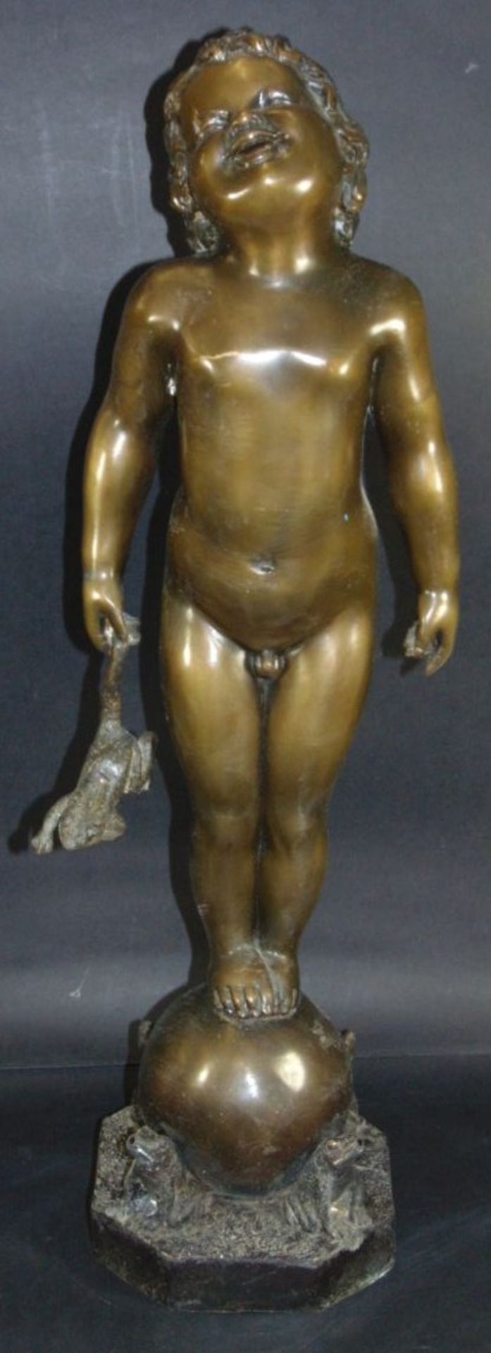 hohe Bronze, Junge mit Fröschen, wohl Wasserspeier, H-59 cm, 4,6 k- - -22.61 % buyer's premium on