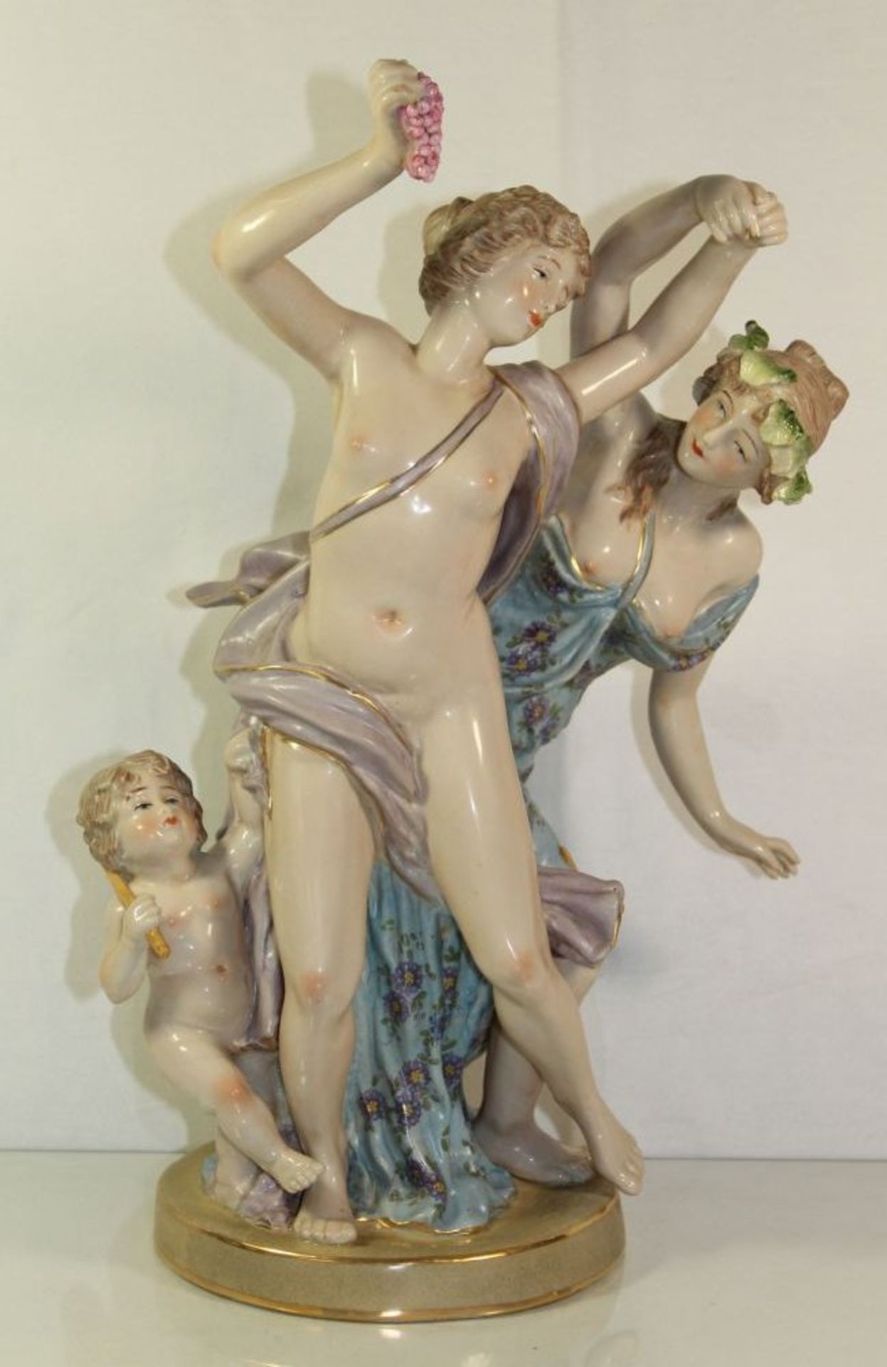 hohe Figurengruppe in antikem Stil, gemarkt. 20. Jhdt., polychr. Bemalung in Unterglasurfarben, H-