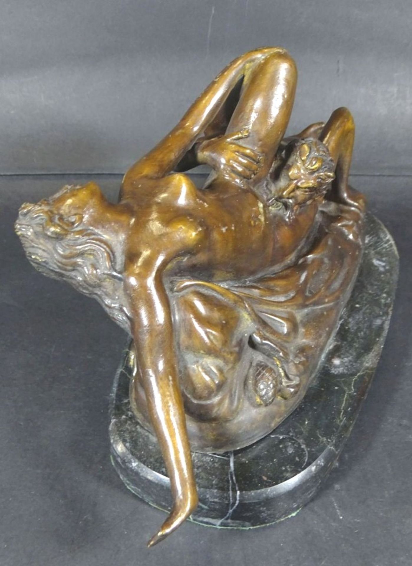 Bruno ZACH (1891-1935) "Erotika mit Faun" Bronze auf Marmorsockel, H-13 cm, B-22 cm, T-9 cm, 2 kg- - - Bild 4 aus 6