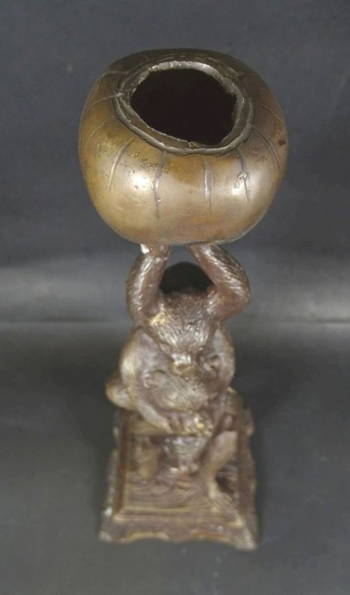 Bronze "Drei Affen mit Ball", H-33 cm, 10x10 cm- - -22.61 % buyer's premium on the hammer priceVAT - Bild 9 aus 9