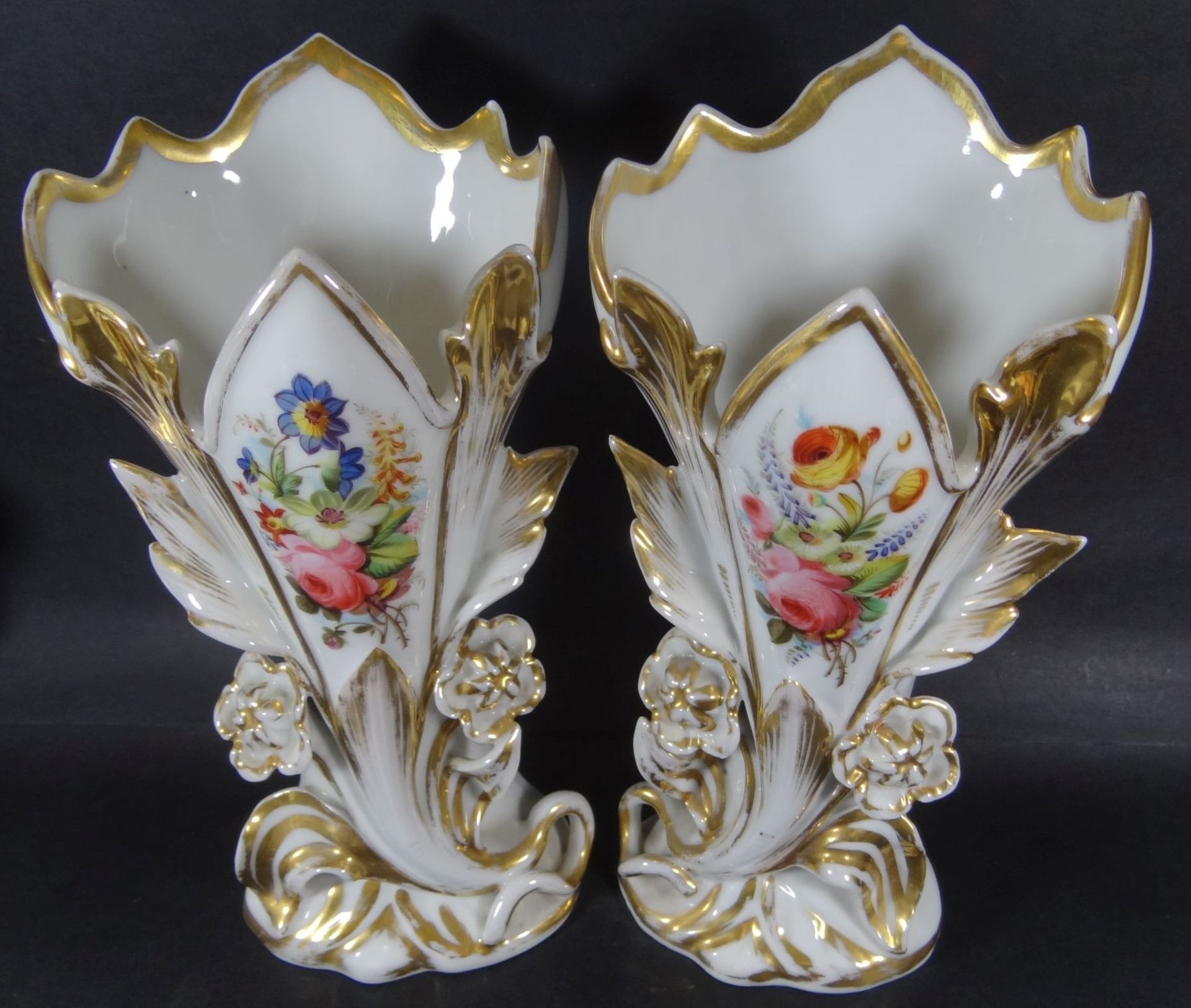 Paar hohe Biedermeier-Vasen um 1850, Blumenmalerei mit Goldstaffage, diese etwas berieben, ansonsten - Bild 3 aus 6