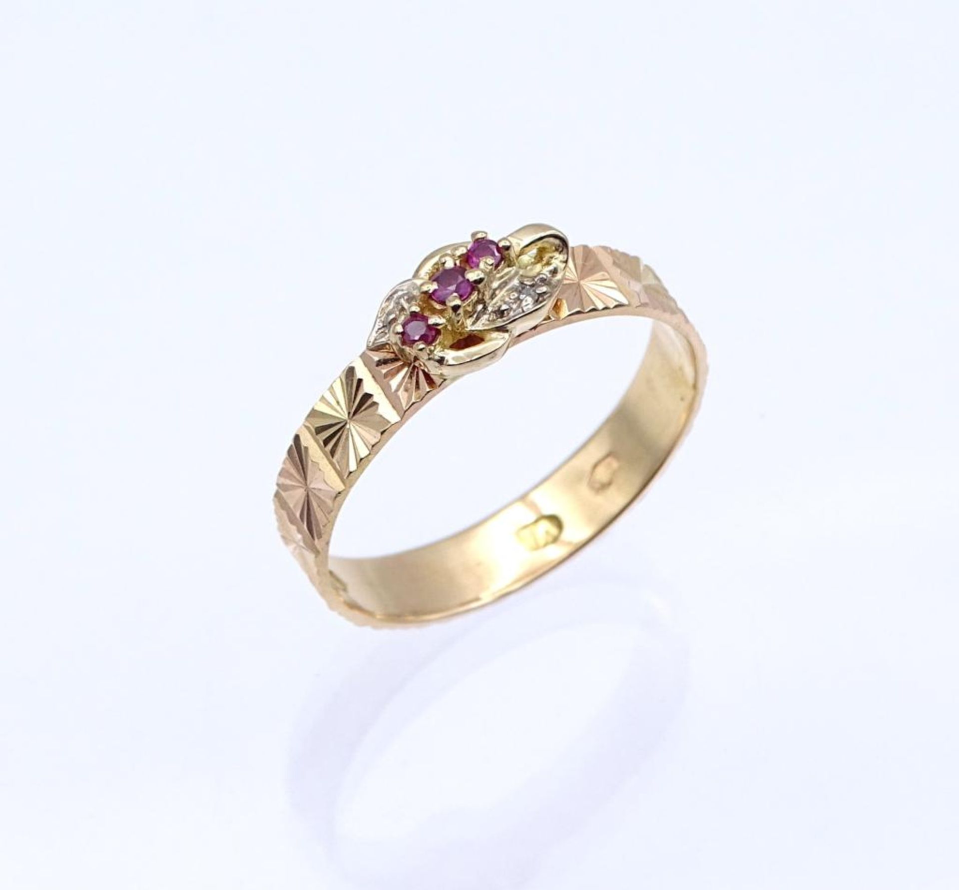 916er Rotgold Ring mit drei Rubine und ein Diamantsplitter,arabisch gestempelt, 3,2gr., RG 63- - -