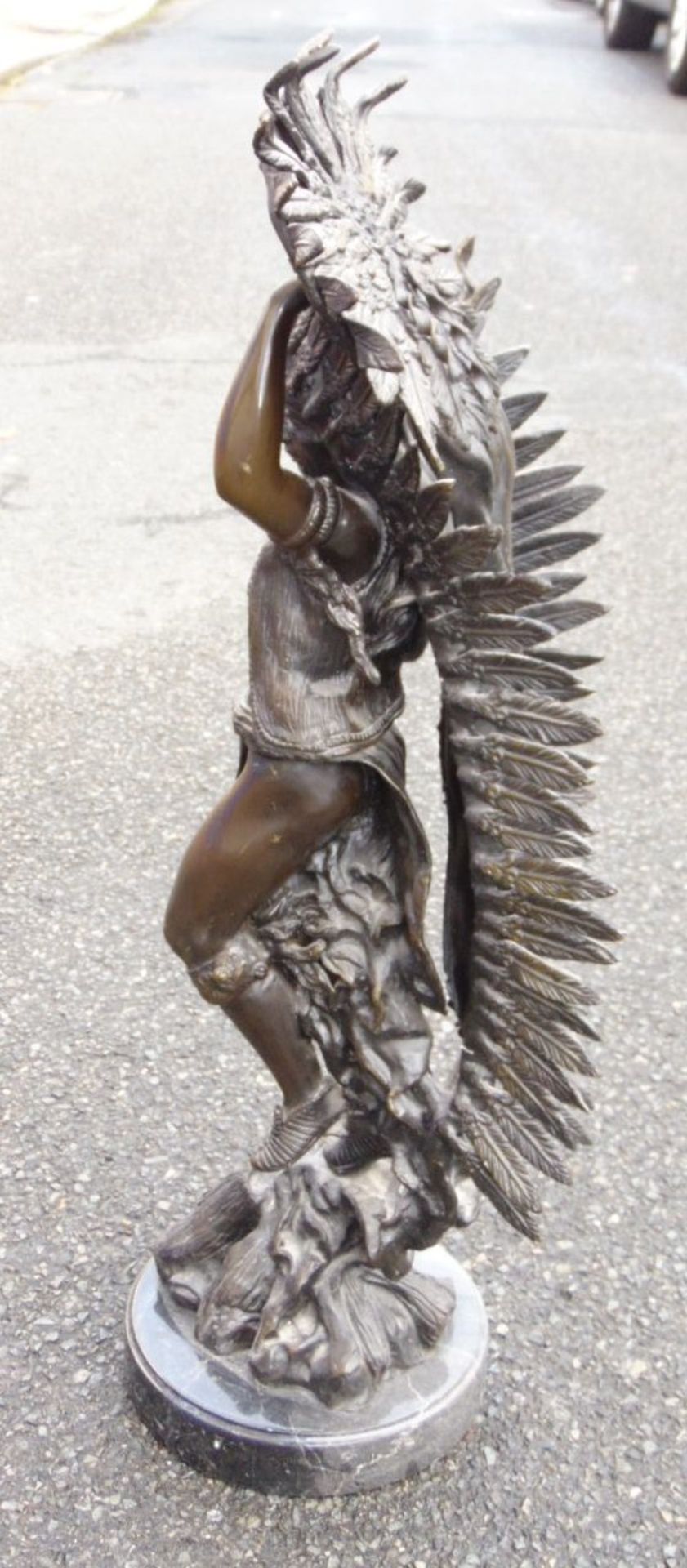 hohe Bronze, Indianer auf Marmorsockel, H-72 cm, 14,25 kg- - -22.61 % buyer's premium on the - Bild 4 aus 8