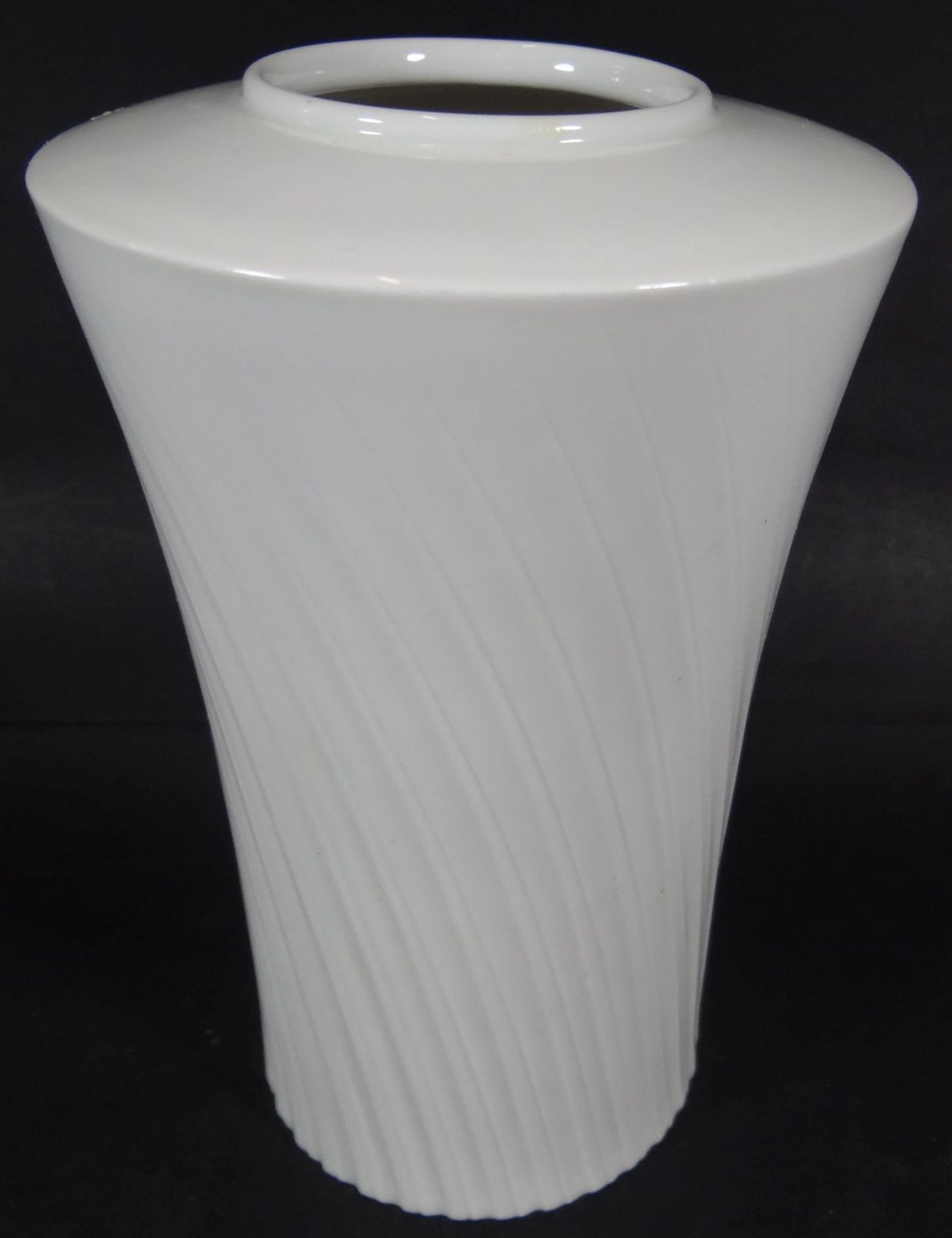 Vase "KPM" Berlin, Weissporzellan, H-15,5 cm- - -22.61 % buyer's premium on the hammer priceVAT - Bild 2 aus 4