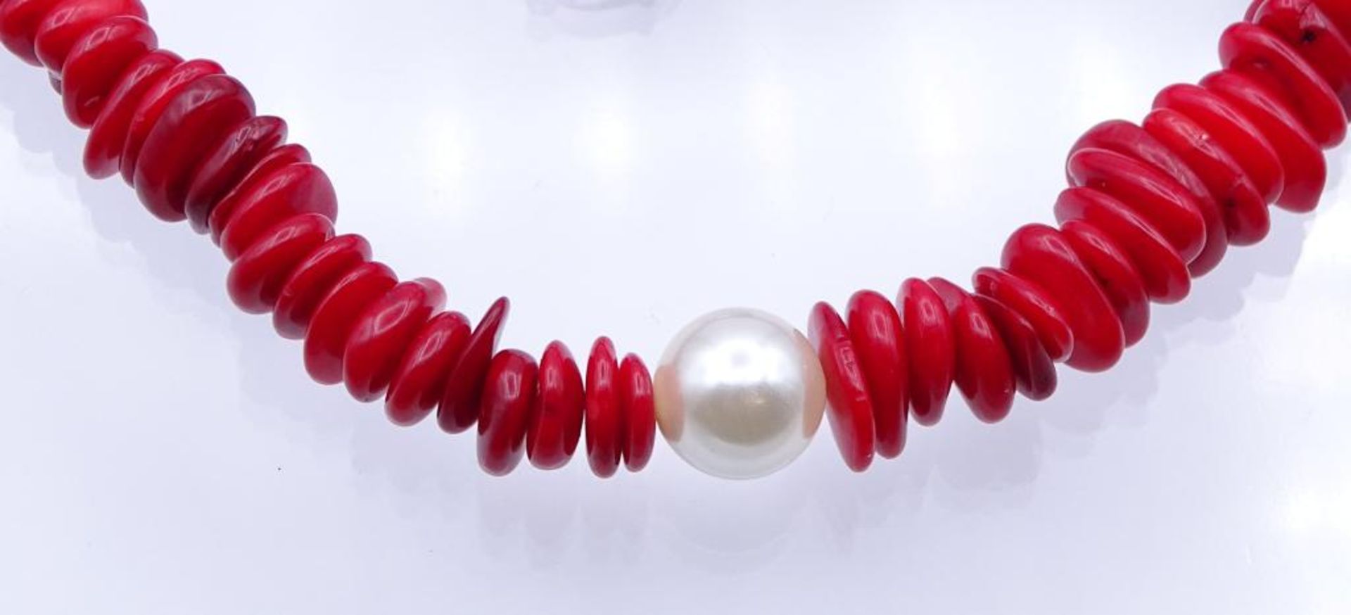 Halskette, unregelmäßige Scheiben,rot gefärbte Koralle mit einer Kunstperle,versilberter Karabiner - Bild 3 aus 6