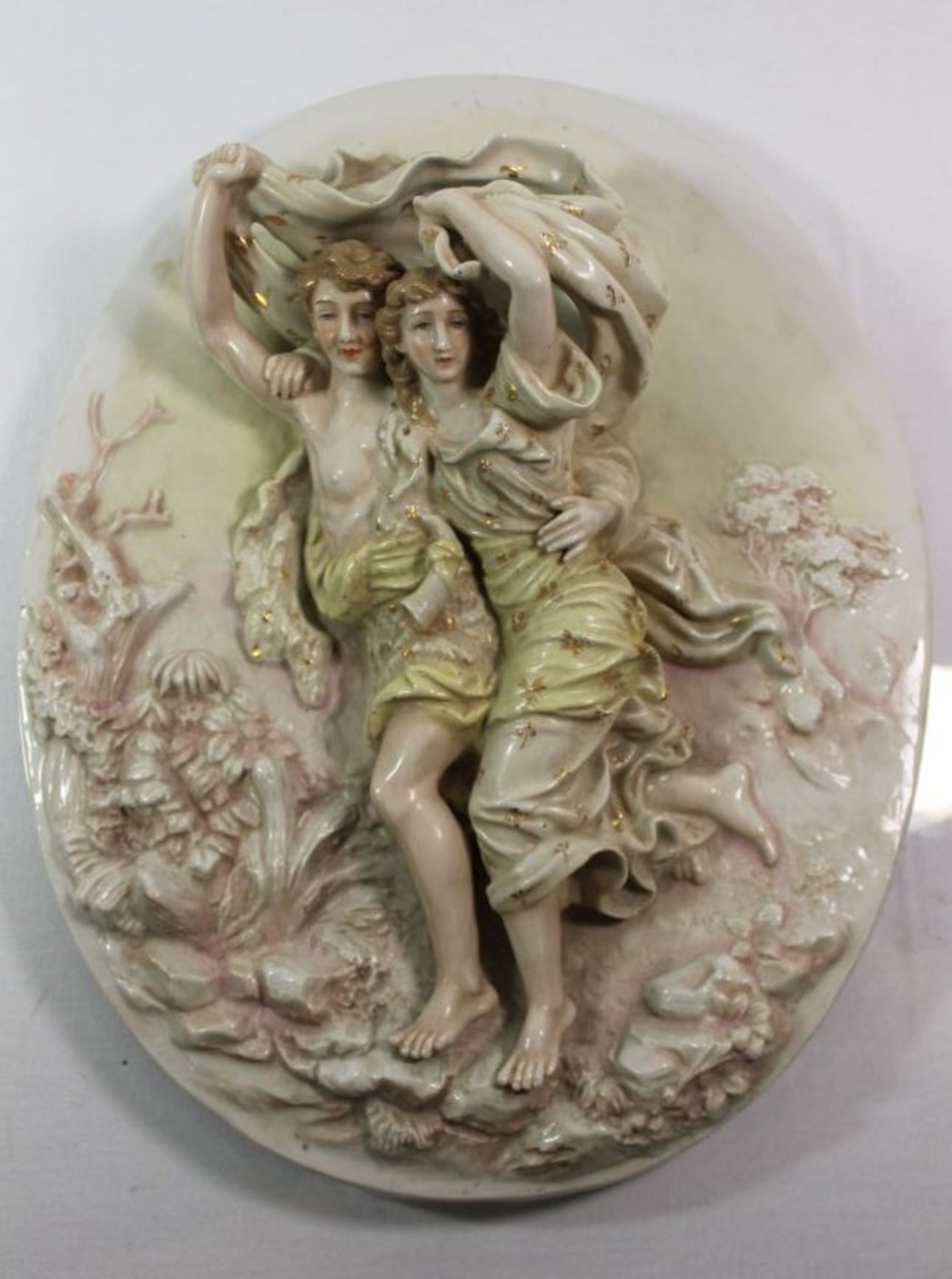 ovale Porzellan-Wandrelief, junges Paar schützt sich vor Regen, Manufaktur unbekannt, farbig - Bild 4 aus 4