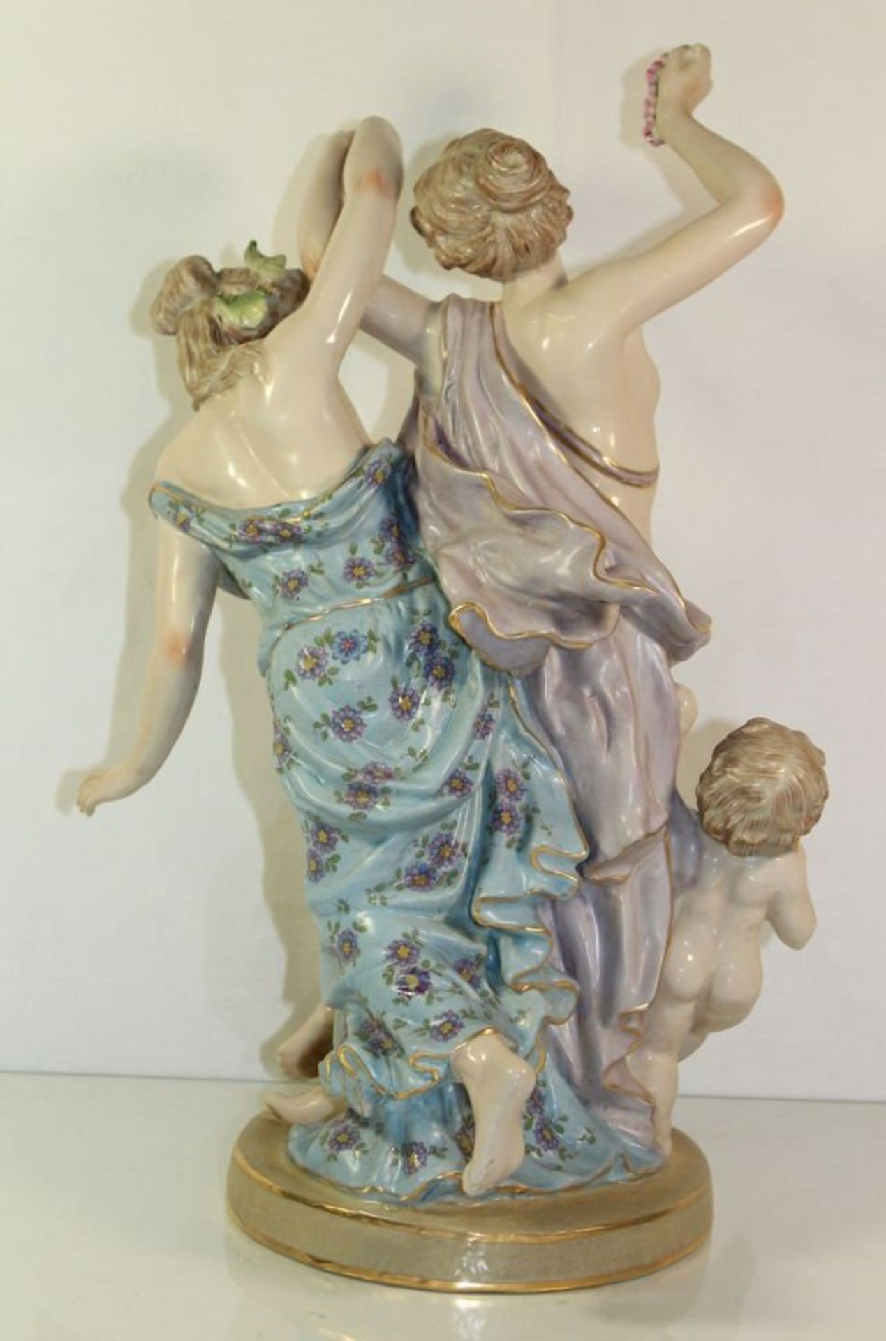 hohe Figurengruppe in antikem Stil, gemarkt. 20. Jhdt., polychr. Bemalung in Unterglasurfarben, H- - Bild 3 aus 7