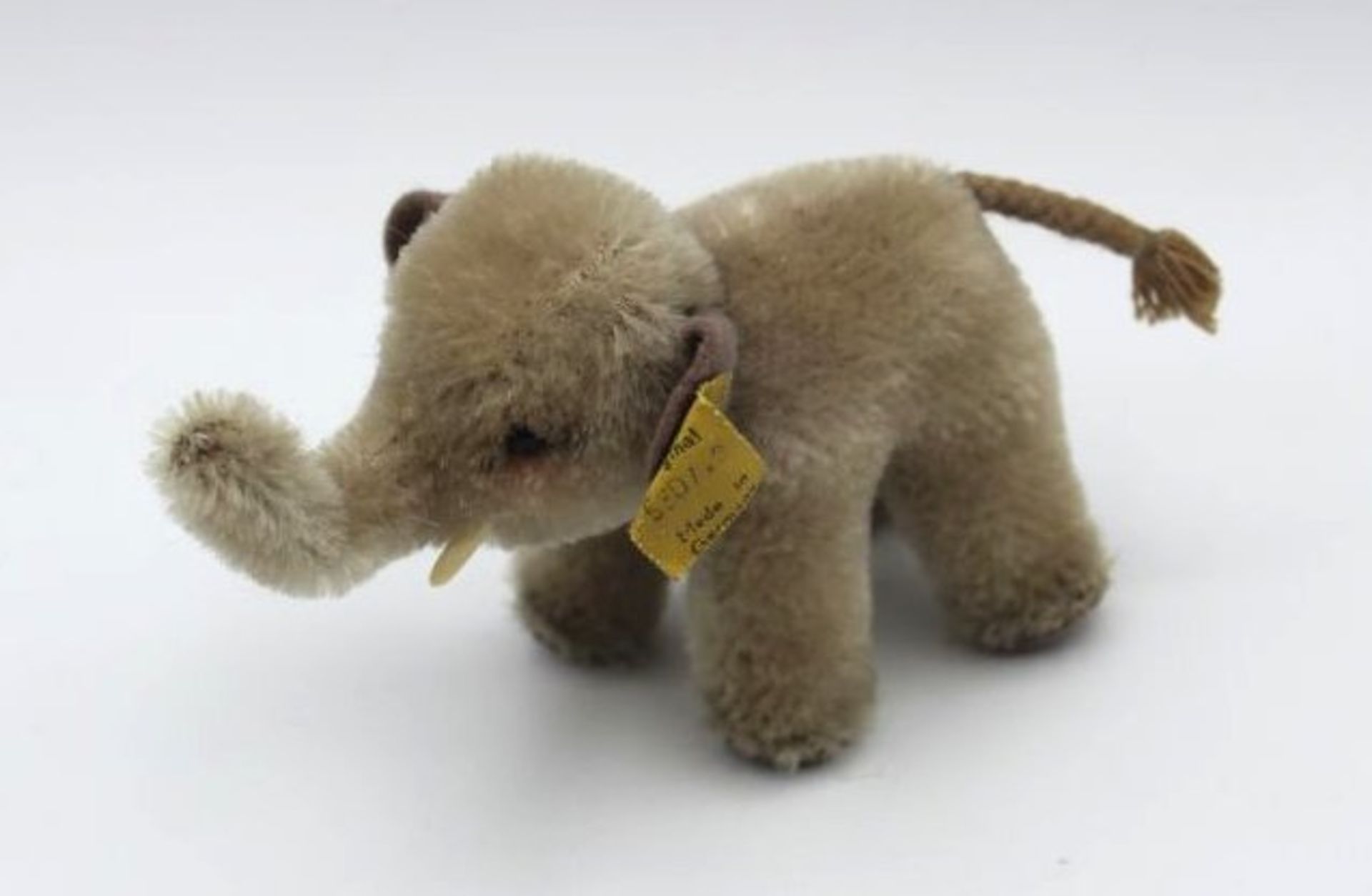 kl. Elefant von Steiff, Knopf und Fahne, Nr. verwaschen, H-7cm.- - -22.61 % buyer's premium on the