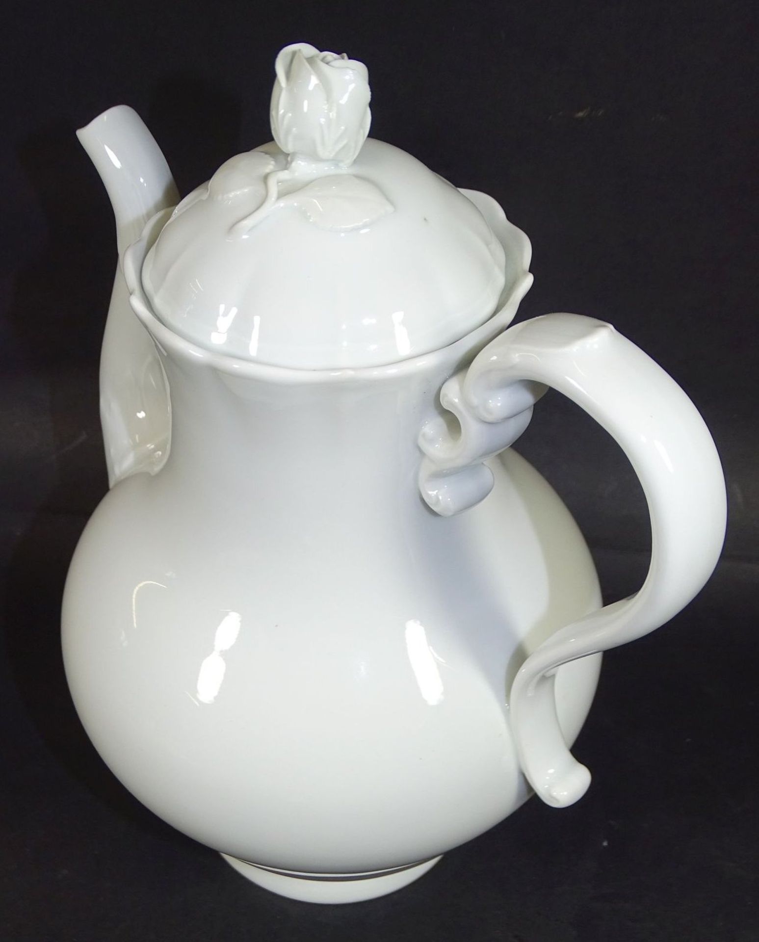 gr. Kaffeekanne "Meissen", weiss, Deckelrose bestossen, H-23 cm, Schwertermarke durchschliffen und - Bild 3 aus 6