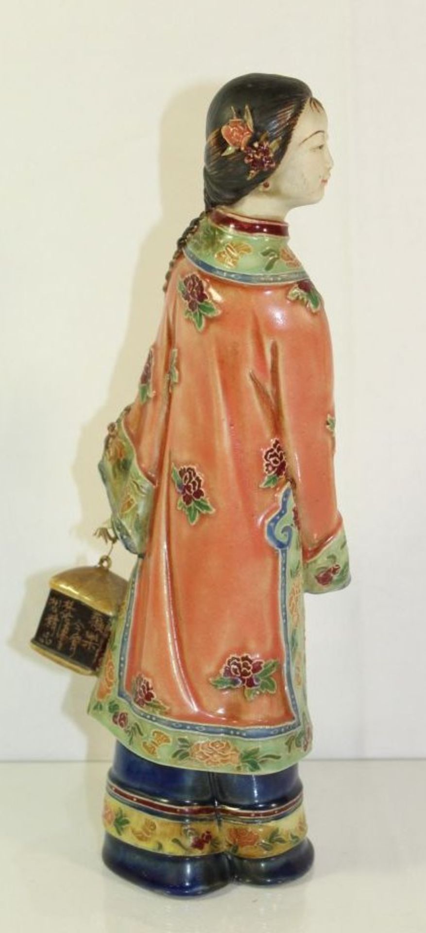 Figur, chinesische Dame mit Schirm und Korb, gemarkt, an den Ohren min. bestossen, H-30cm.- - -22.61 - Bild 2 aus 6