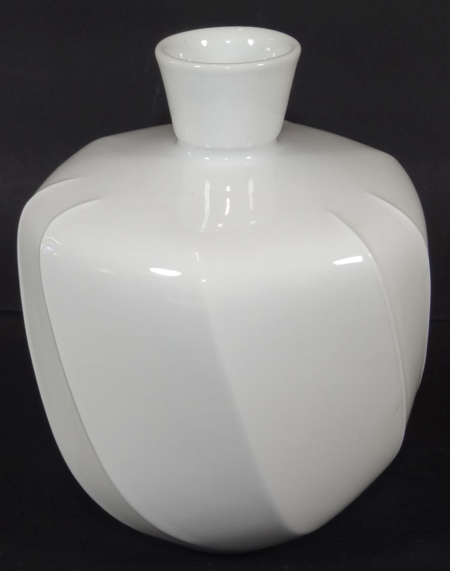 Vase "KPM" Berlin, Weissporzellan, H-14 cm- - -22.61 % buyer's premium on the hammer priceVAT margin - Bild 2 aus 4