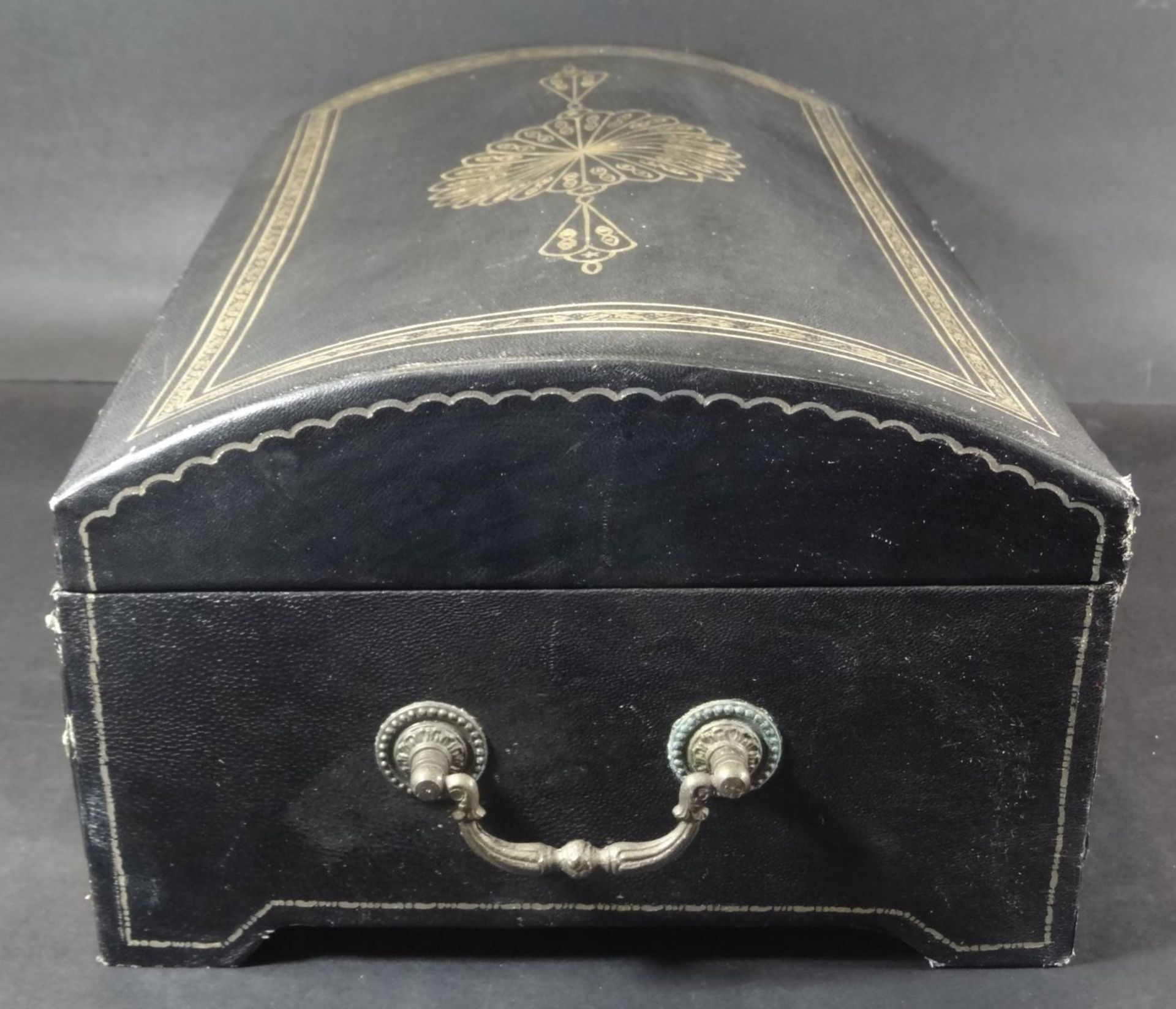 gr. Pappmachee-Kasten mit Schublade, seitl. Griffe, Alters-u. Gebrauchsspuren, H-17 cm, 40x25 - Bild 5 aus 5
