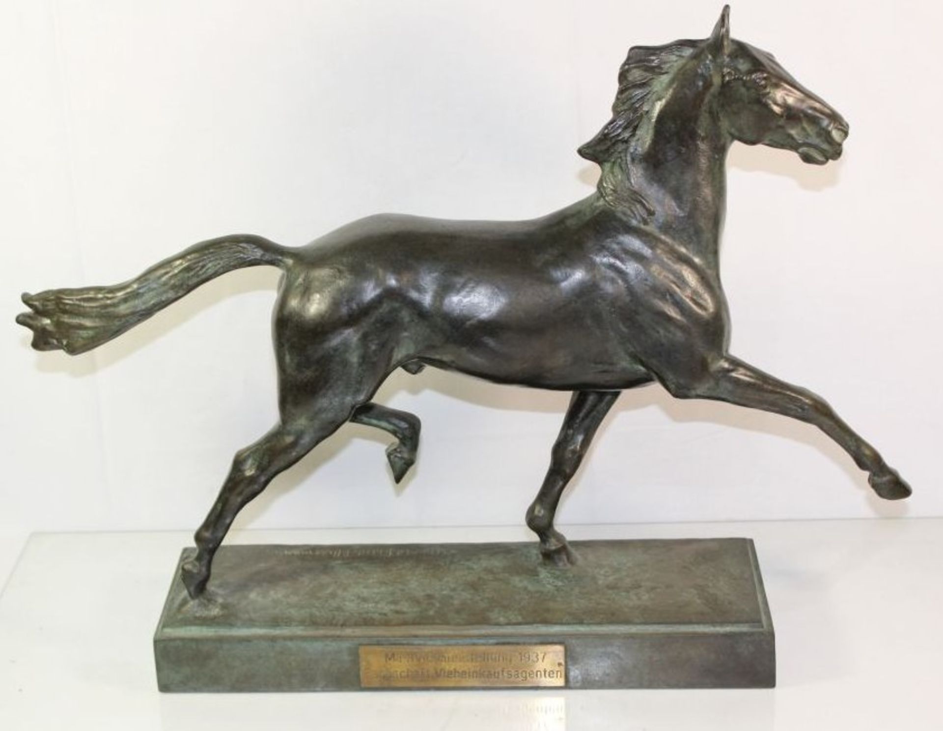 Albert Hinrich HUSSMANN (1874-1946), trabender Hengst, Bronze auf Sockel, signiert und